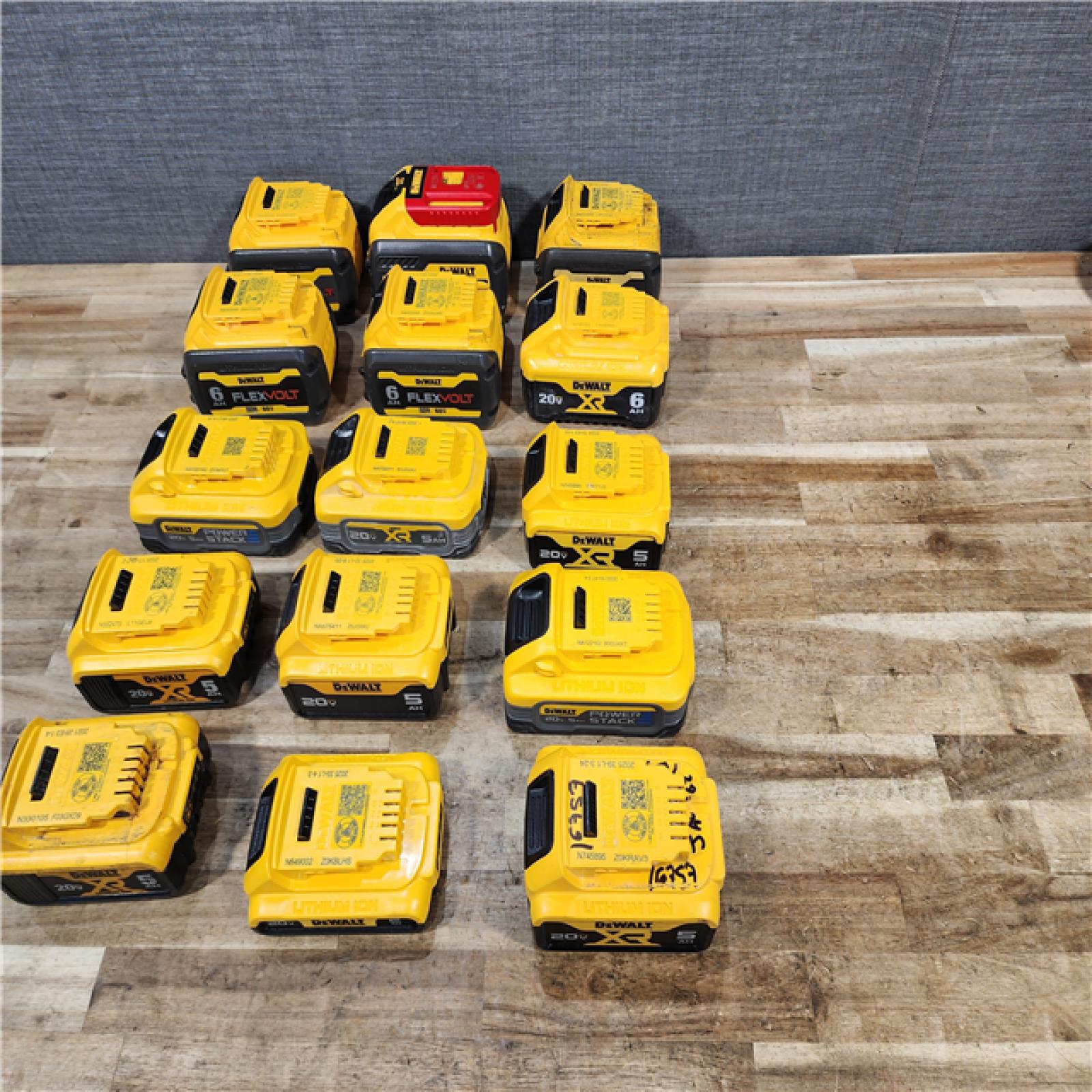 HOUSTON LOCATION - AS - IS DEWALT BATTERY PACK QTY - 15