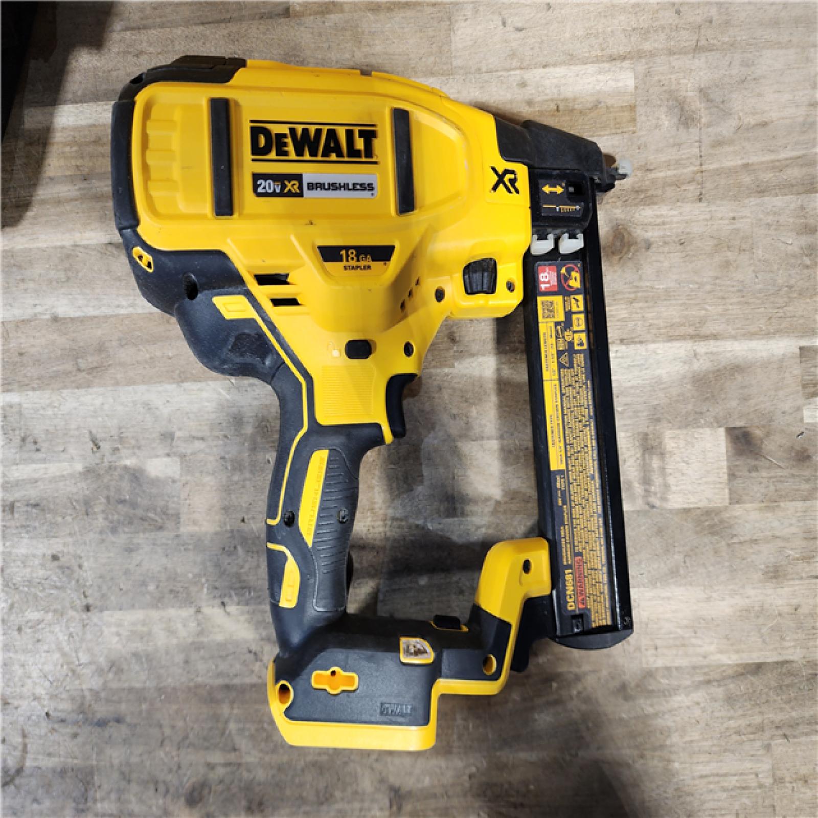 HOUSTON LOCATION - AS-IS DeWALT DCN681D1 20-Volt MAX 18ga Cordless Brushless Narrow Crown Stapler Kit w/ BATTERY & CHARGER