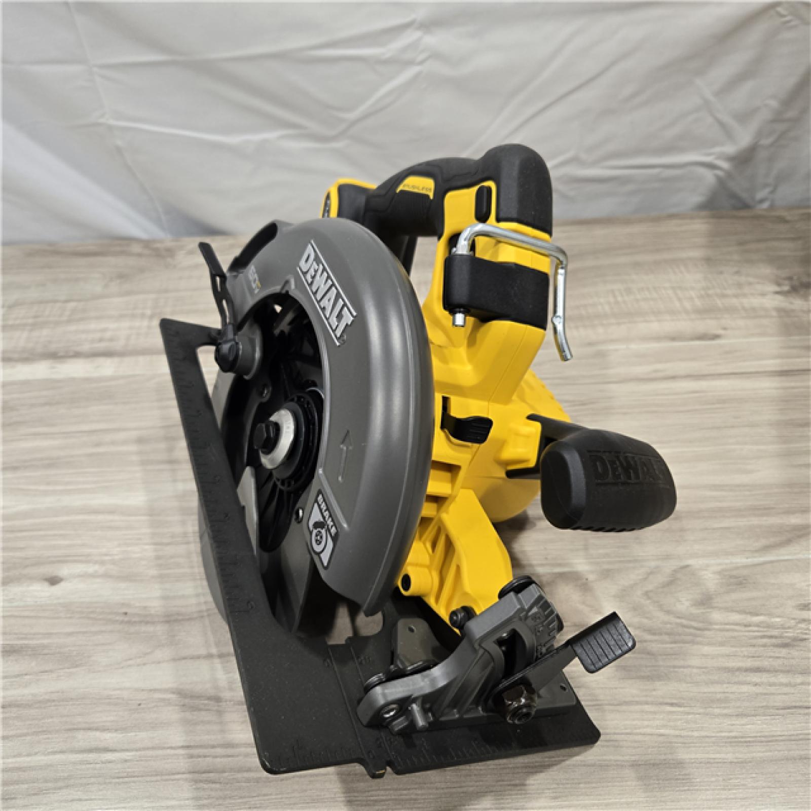LIKE NEW! - DeWALT Flexvolt Max 7-1/4  60V Brushless Circular Saw DCS578B