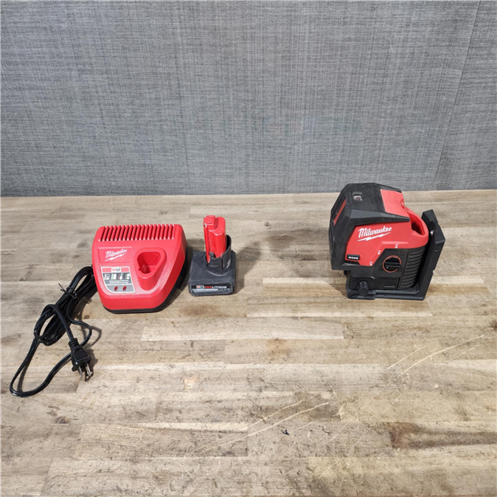 HOUSTON LOCATION - AS-IS Milwaukee Green 125 Ft. Cross Line and Plumb Points Laser Level Kit