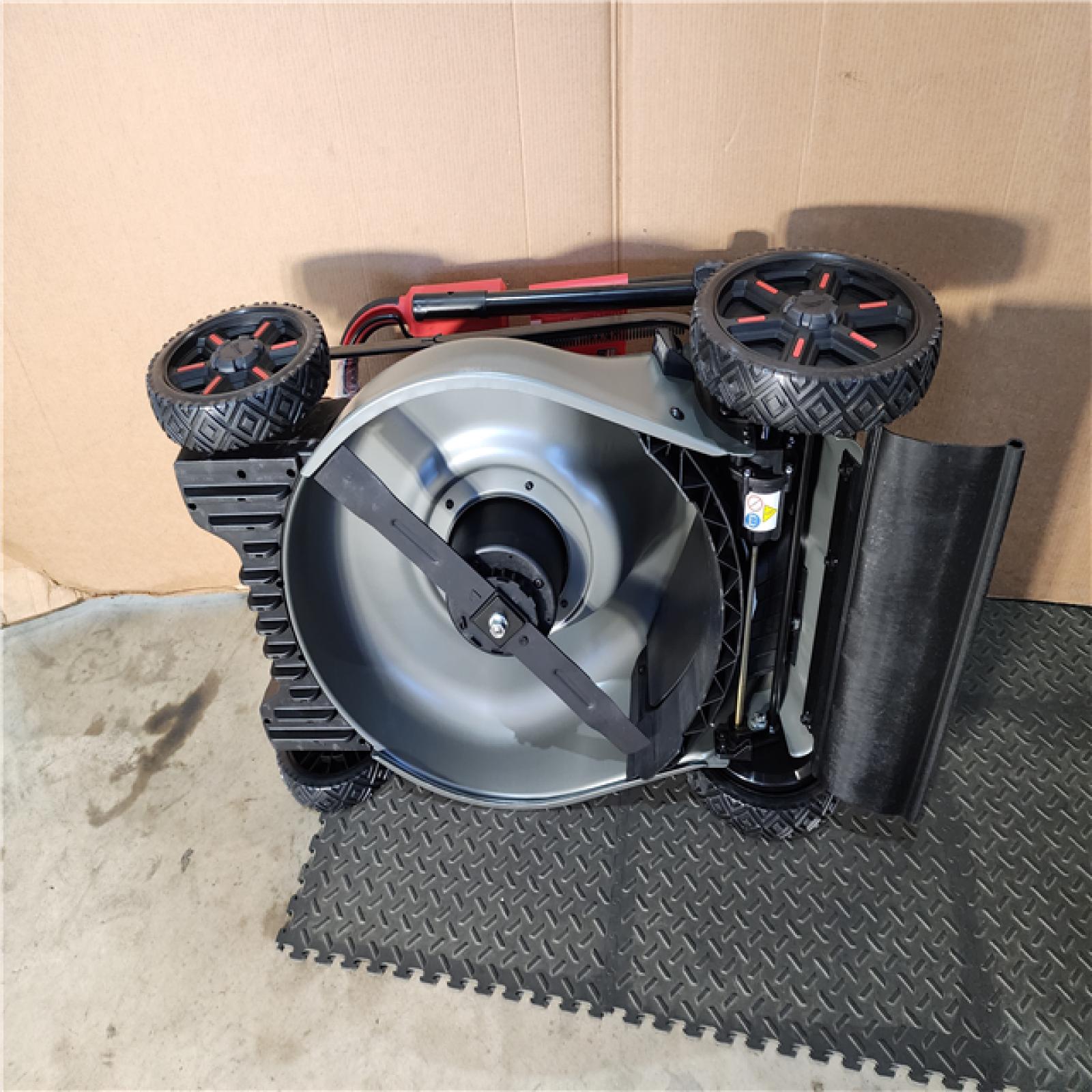 HOUSTON LOCATION - AS-IS Milwaukee M18 FUEL 2823-20 21 in. 18 V Battery Self-Propelled Lawn Mower W/ BATTERY CHARGER