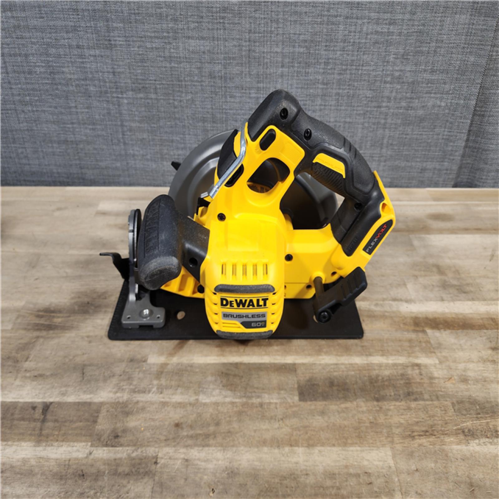 HOUSTON LOCATION - AS-IS DeWALT Flexvolt Max 7-1/4  60V Brushless Circular Saw DCS578B (Bare Tool)