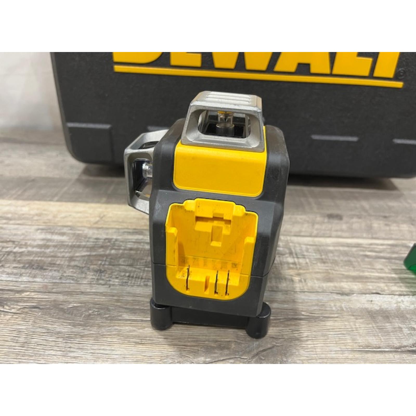 AS-IS DEWALT 12V MAX Lithium-Ion 100 ft. Green Self-Leveling 3-Beam 360 Degree Laser Level Kit
