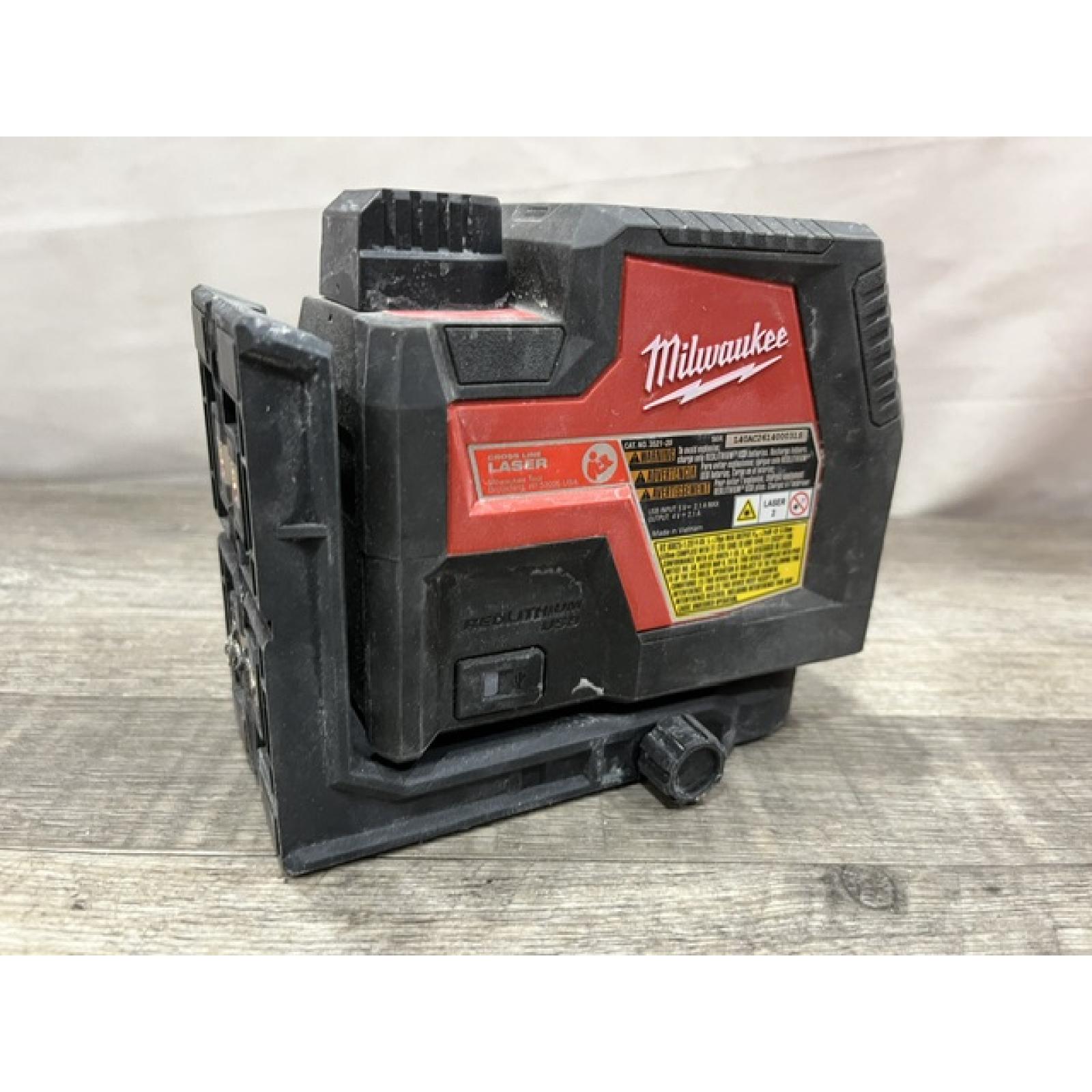 AS-IS Milwaukee 100 ft. REDLITHIUM Lithium-Ion USB Green Rechargeable Cross Line Laser Level with Charger