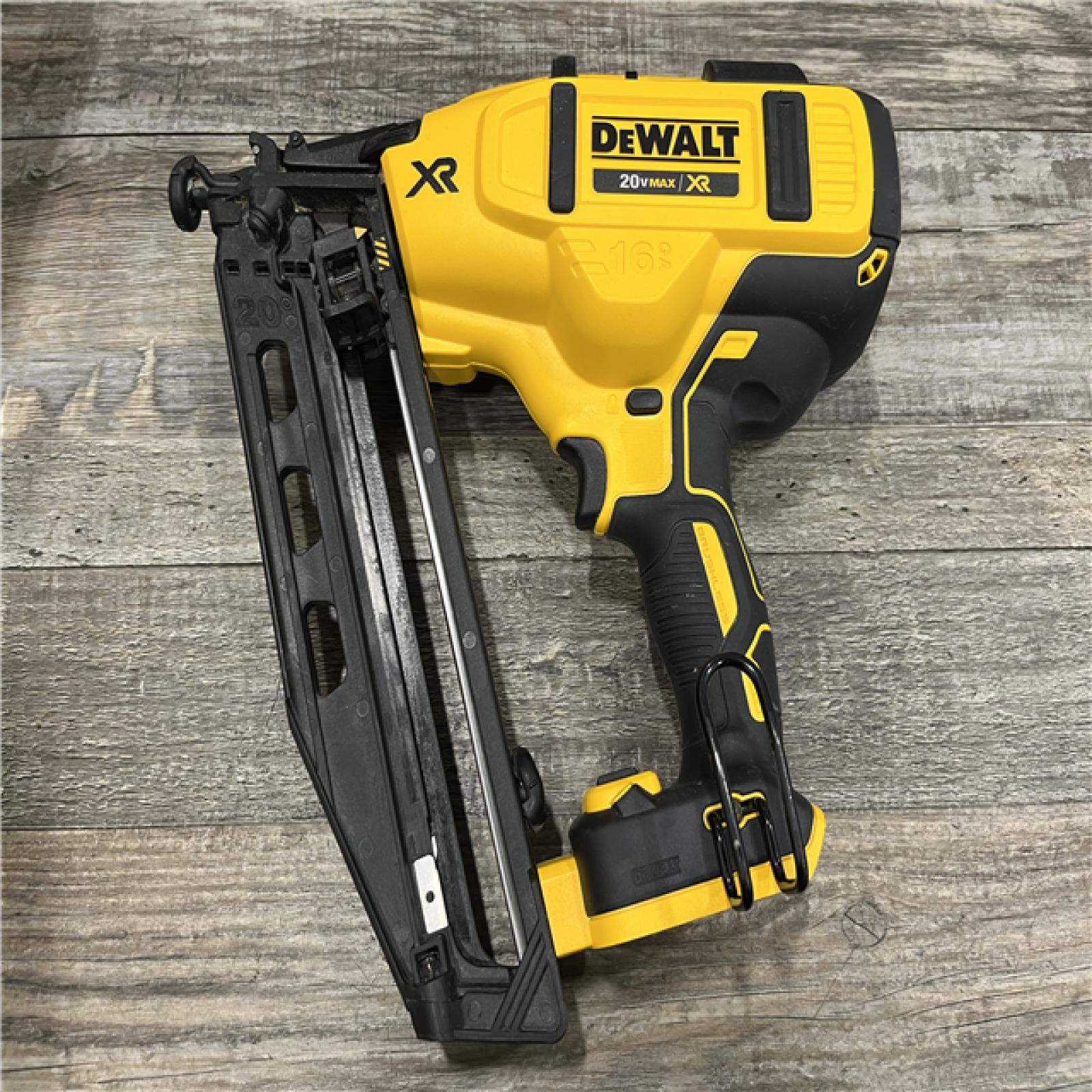 AS-IS DEWALT 20V MAX XR 16-Gauge Electric Cordless Angled Finishing Nailer Kit