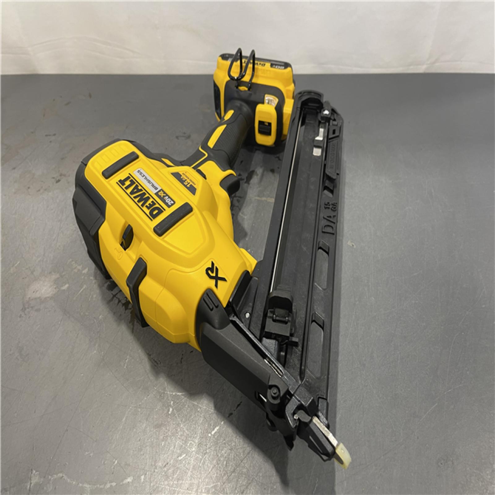 AS-IS - DEWALT 20V MAX XR Lithium-Ion Cordless 2-1/2 in. 15-Gauge Finish Nailer Kit