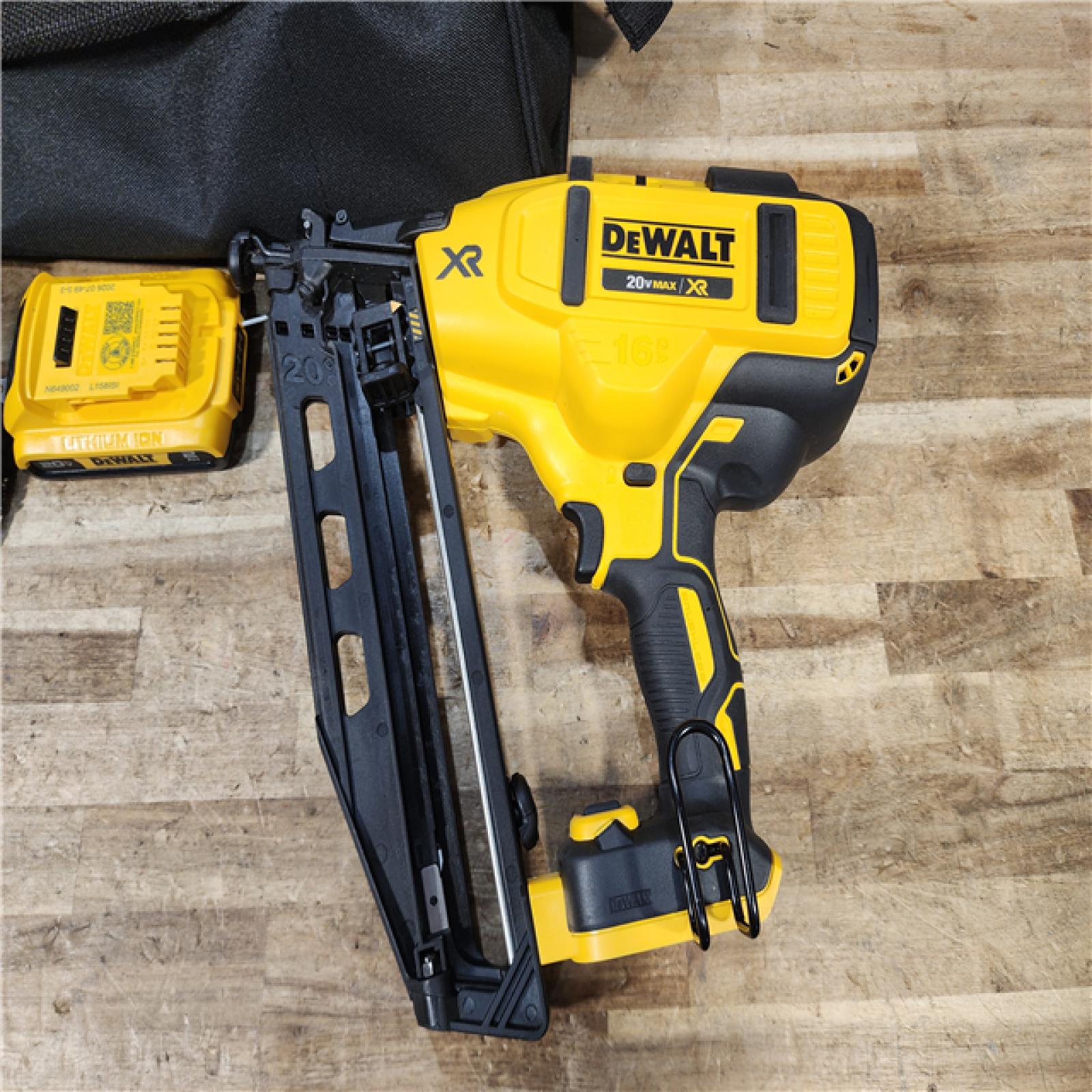 HOUSTON LOCATION - AS - IS DEWALT 20V MAX XR 16-Gauge Electric Cordless Angled Finishing Nailer Kit