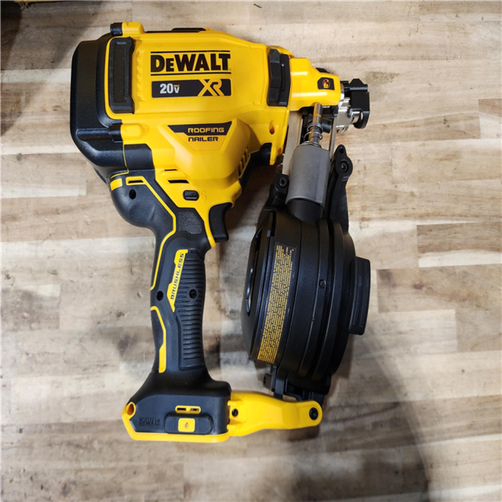 HOUSTON LOCATION - AS-IS DEWALT 20V MAX Lithium-Ion 15-Degree Electric Cordless Roofing Nailer Kit