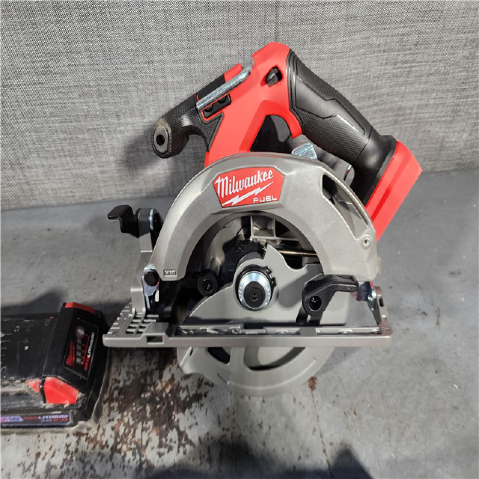 HOUSTON LOCATION - AS-IS MILWAUKEE 4 TOOL COMBO KIT W/ (2) BATTERY & CHARGER