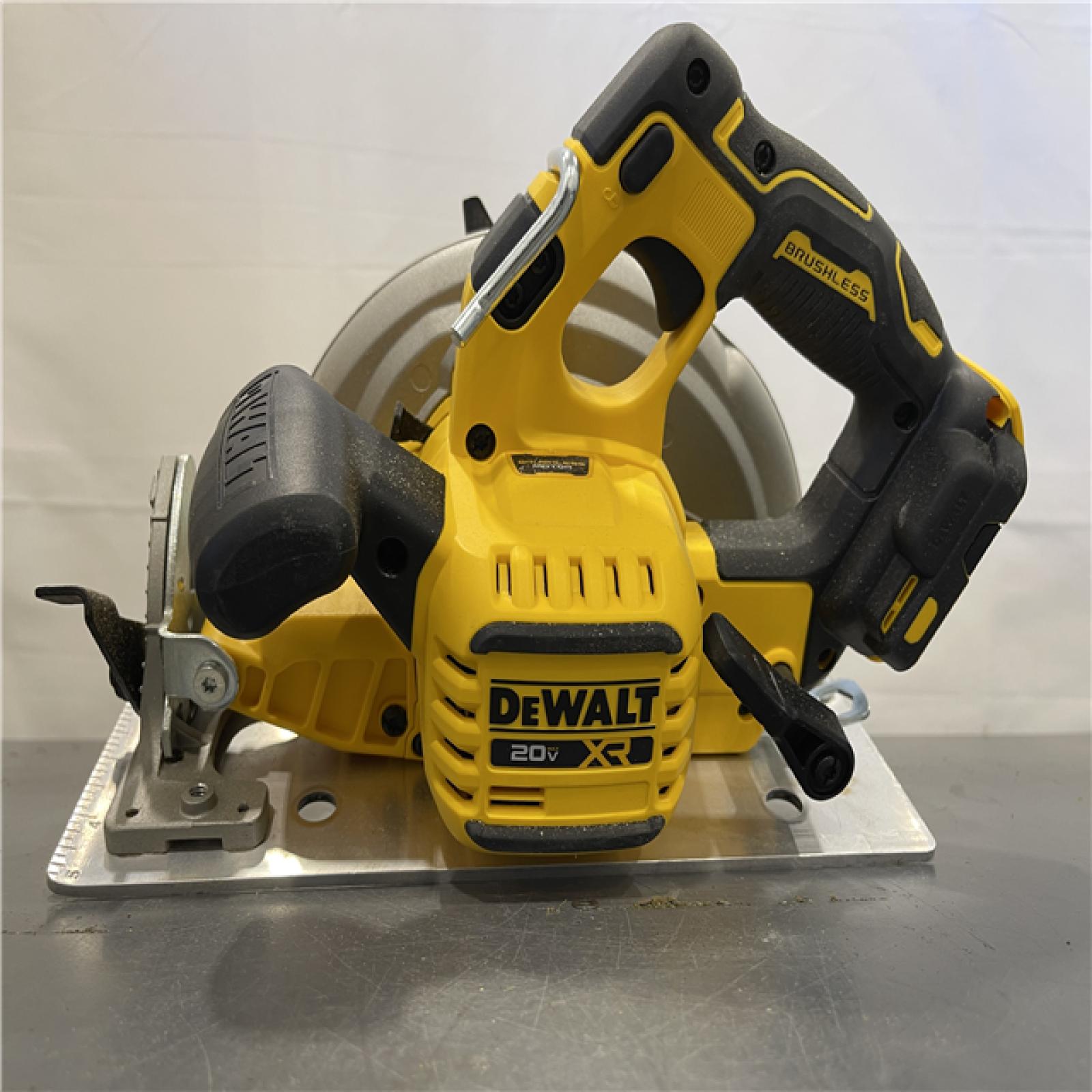 AS-IS - DEWALT 20-Volt MAX 7-1/4 in. Cordless Circular Saw (Tool Only)