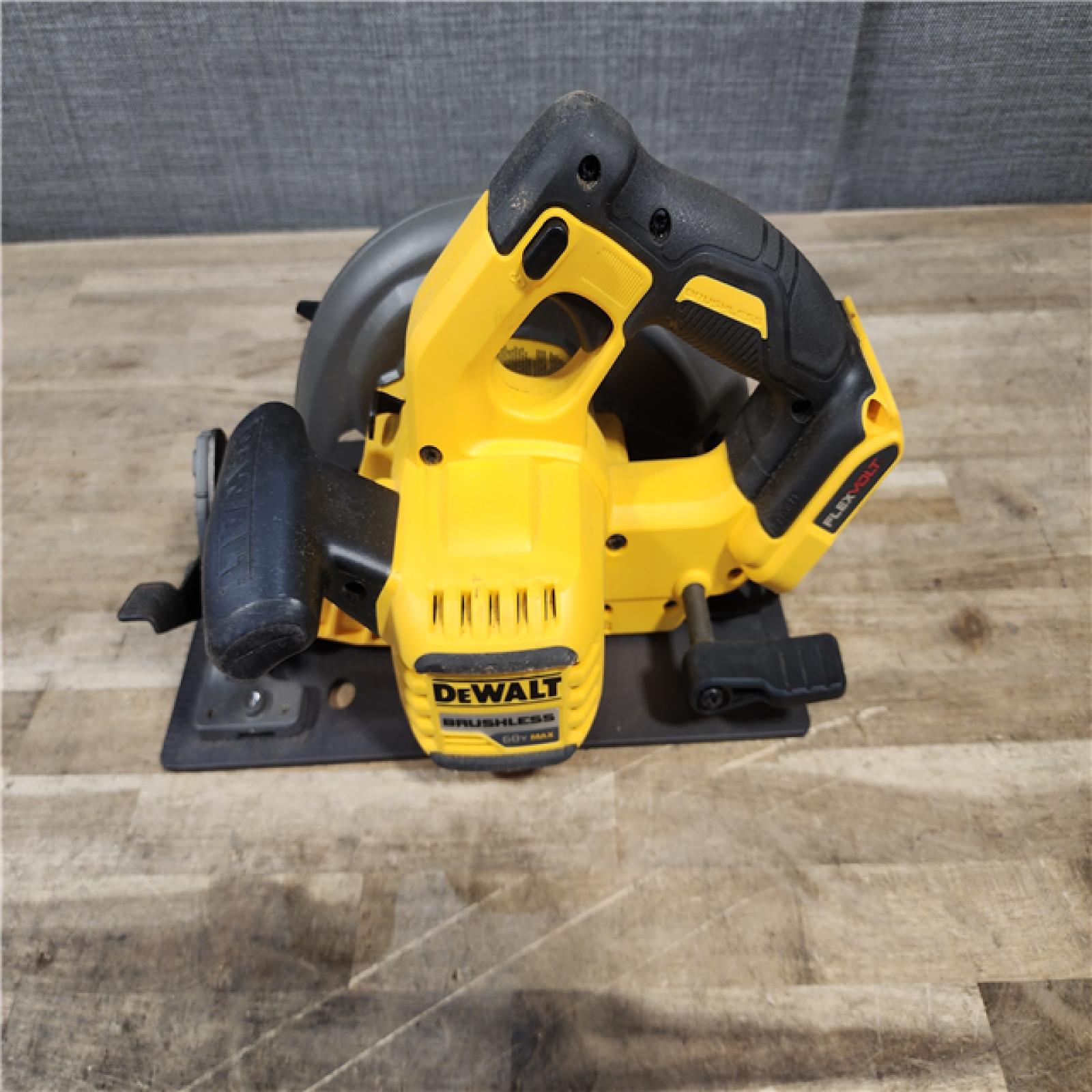 HOUSTON LOCATION - AS-IS Dewalt FLEXVOLT 60-Volt MAX Lithium-Ion Cordless Brushless 7-1/4 in. Circular Saw (Tool-Only)