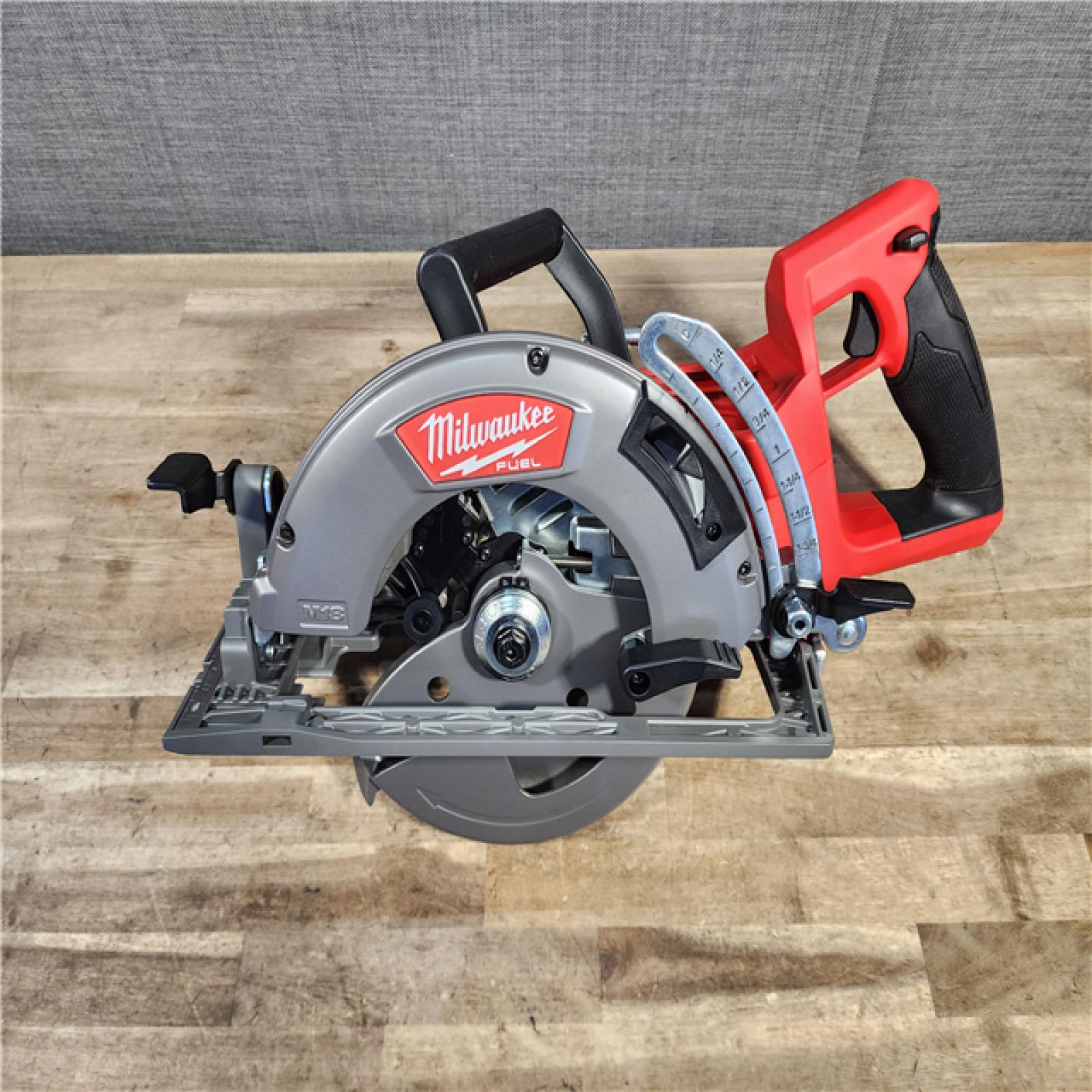 HOUSTON LOCATION - AS-IS (APPEARS LIKE NEW) Milwaukee 2830-20 Rear Handle Circular Saw M18 FUEL 7-1/4 Cordless Brushless Tool Only