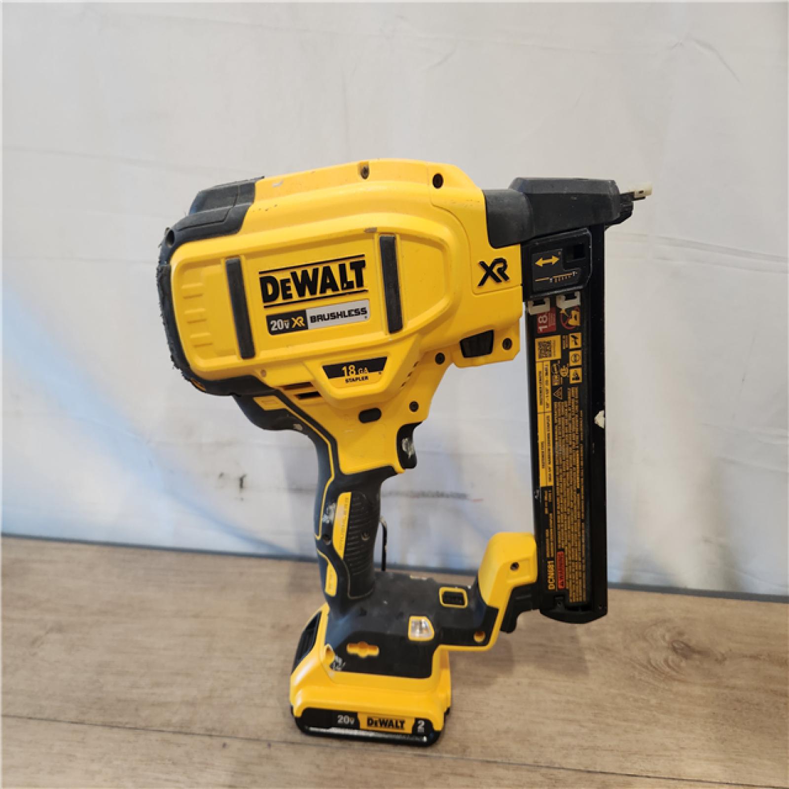 AS-IS- DEWALT DCN681D1 20V 18Ga Stapler Kit