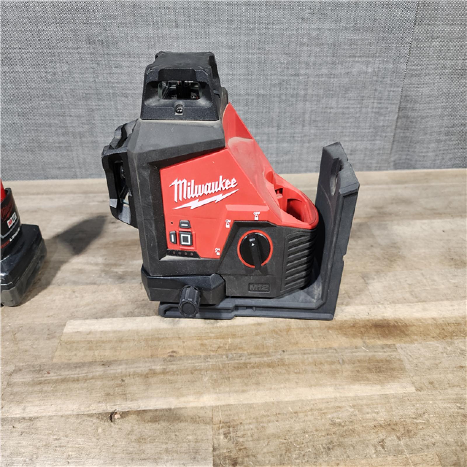 HOUSTON LOCATION - AS-IS Milwaukee-3632-21 M12 Green Beam Laser 360° 3-Plane Kit