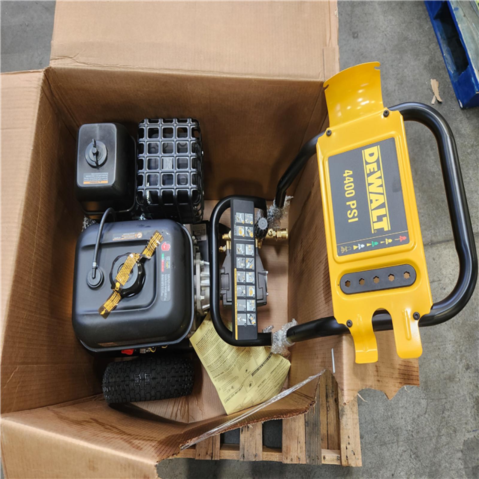 Phoenix NEW DEWALT 4400 PSI 4.0 GPM Cold Water Gas Pressure Washer