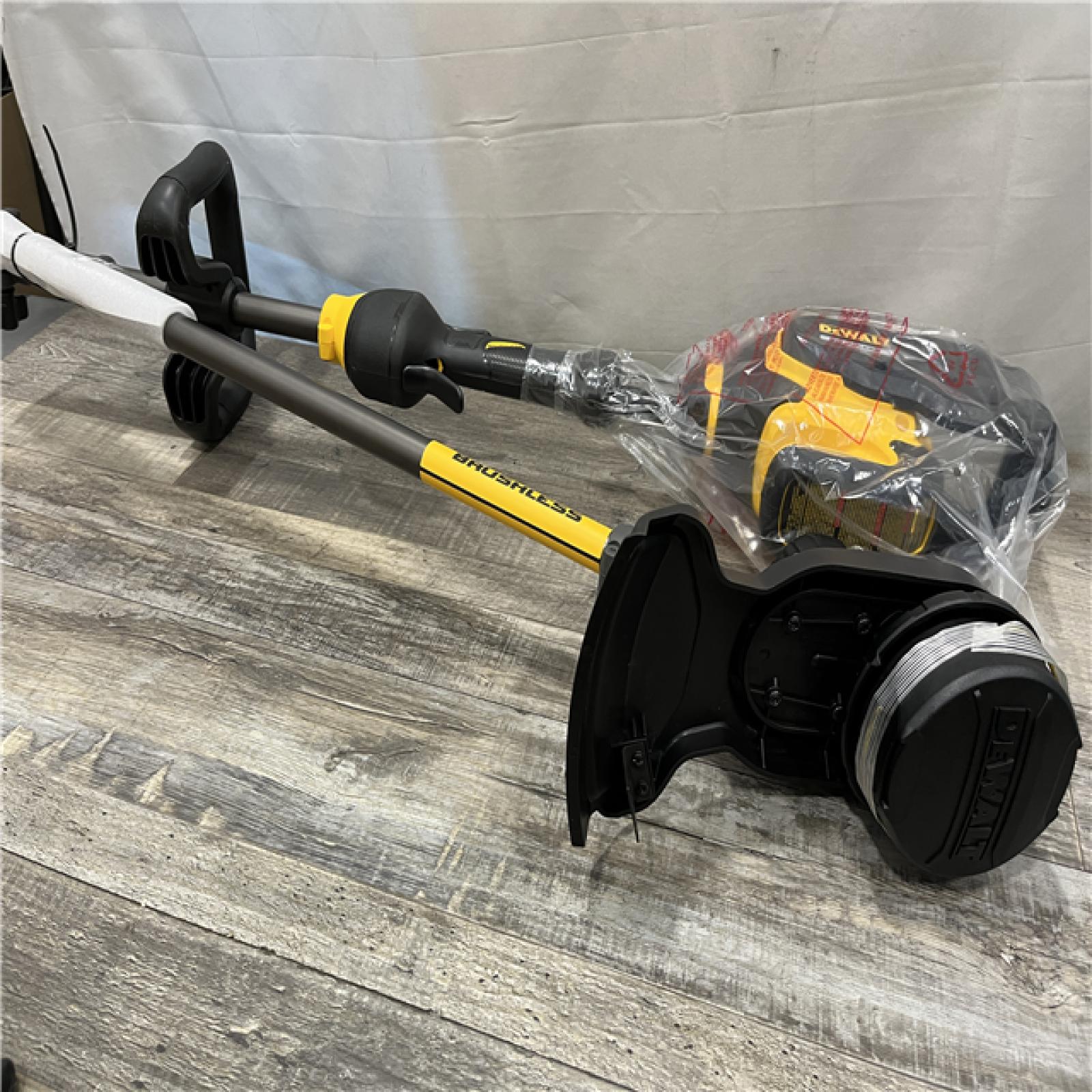 LIKE NEW - DEWALT FLEXVOLT 60V MAX 16 in. Brushless Cordless Battery Powered String Trimmer (Tool Only)