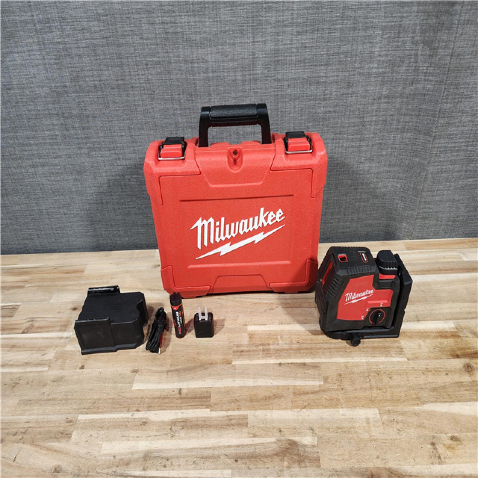 HOUSTON LOCATION - AS-IS (APPEARS LIKE NEW) Milwaukee Green 100 ft. Cross Line and Plumb Points Rechargeable Laser Level with REDLITHIUM Lithium-Ion USB Battery and Charger