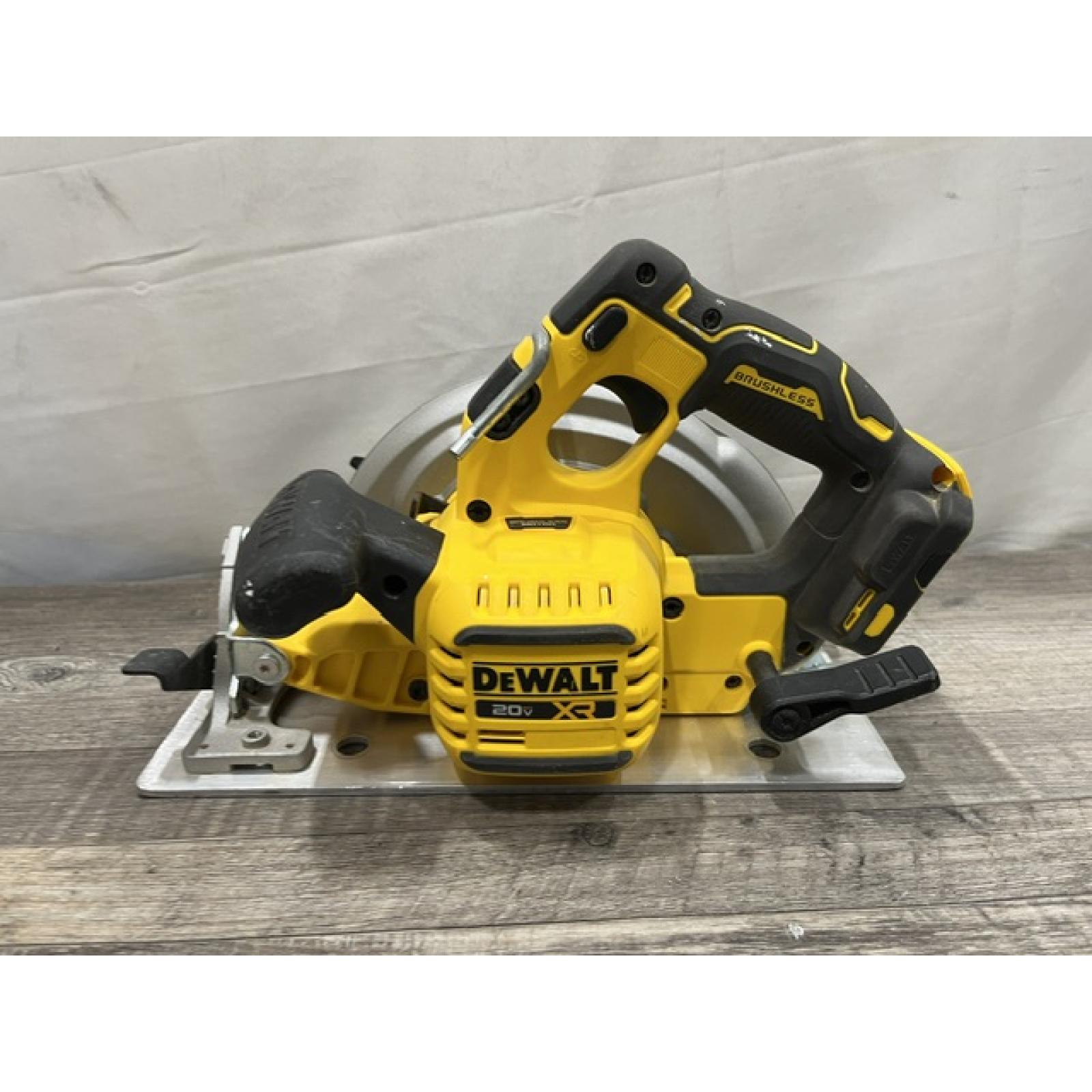 AS-IS DEWALT 20-Volt MAX 7-1/4 in. Cordless Circular Saw (Tool Only)