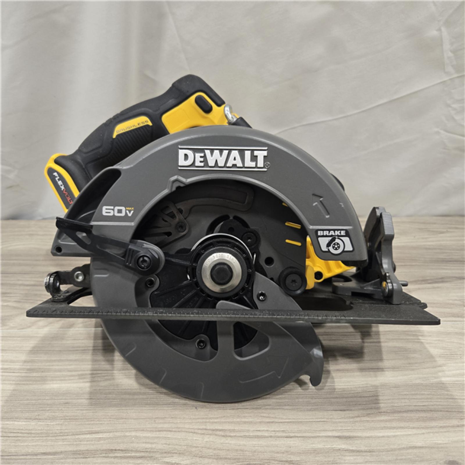 AS-IS DeWALT Flexvolt Max 7-1/4 60V Circular Saw (Tool Only)