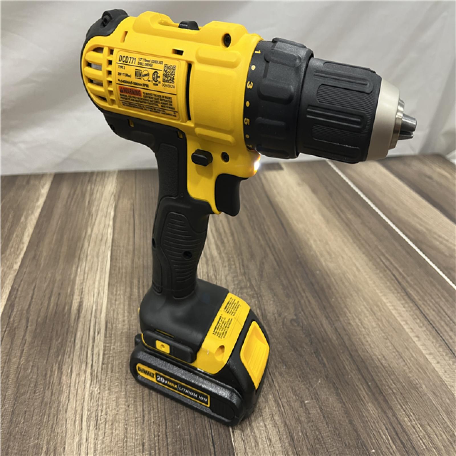 GOOD DEWALT 20V MAX Cordless 1/2 in. Drill/Driver, (2) 20V 1.3Ah Batteries, Charger and Bag