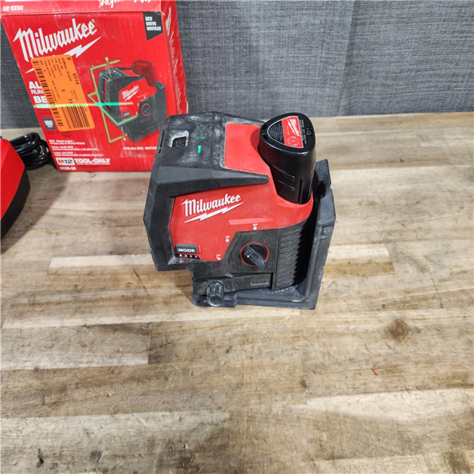 HOUSTON LOCATION - AS-IS Milwaukee M12 12-Volt Lithium-Ion Cordless Green 125 Ft. Cross Line and Plumb Points Laser Level Kit W/ BATTERY & CHARGER