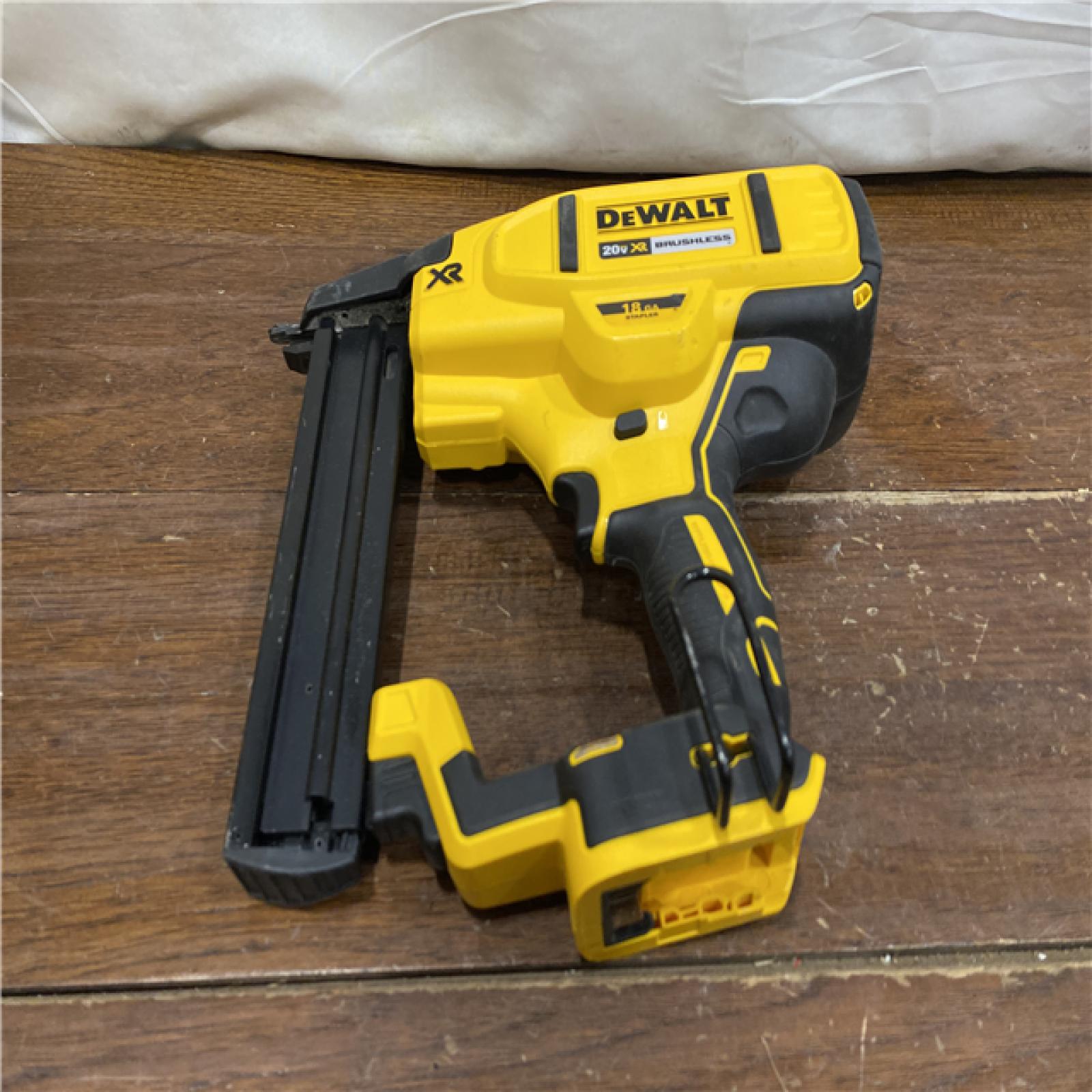 AS-IS DEWALT 20V-MAX XR 18GA BRAD NAILER KIT