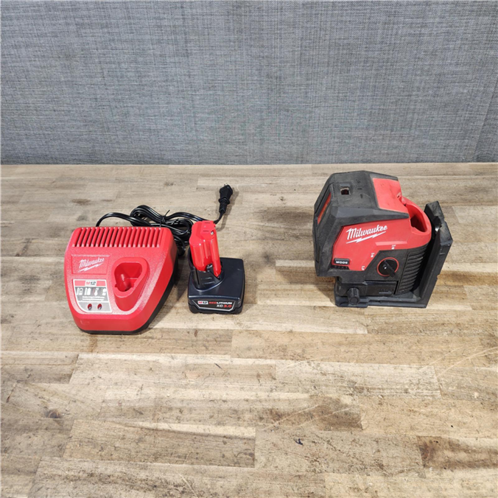 HOUSTON LOCATION - AS-IS Milwaukee Green 125 Ft. Cross Line and Plumb Points Laser Level Kit