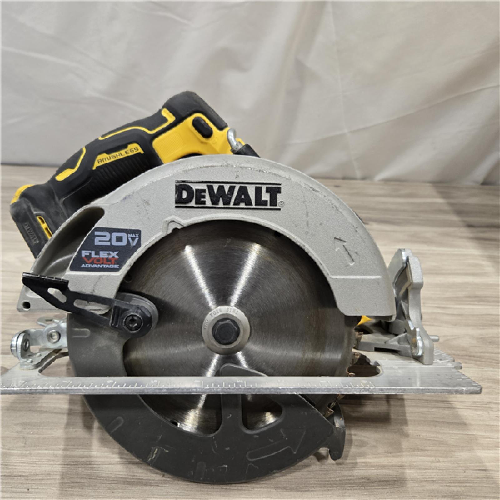 AS-IS DeWalt 20V MAX Cordless 7-1/4 in. Sidewinder Style Circular Saw (Tool Only)
