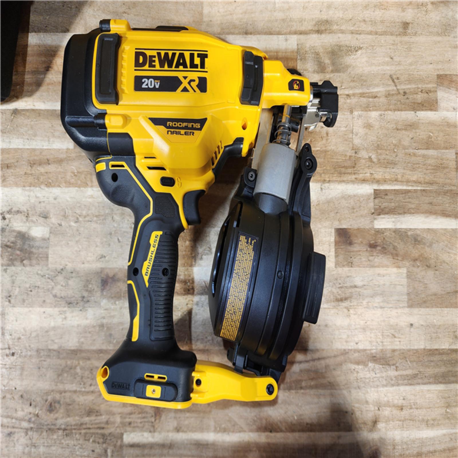 HOUSTON LOCATION - AS-IS DEWALT 20V MAX Lithium-Ion 15-Degree Electric Cordless Roofing Nailer Kit