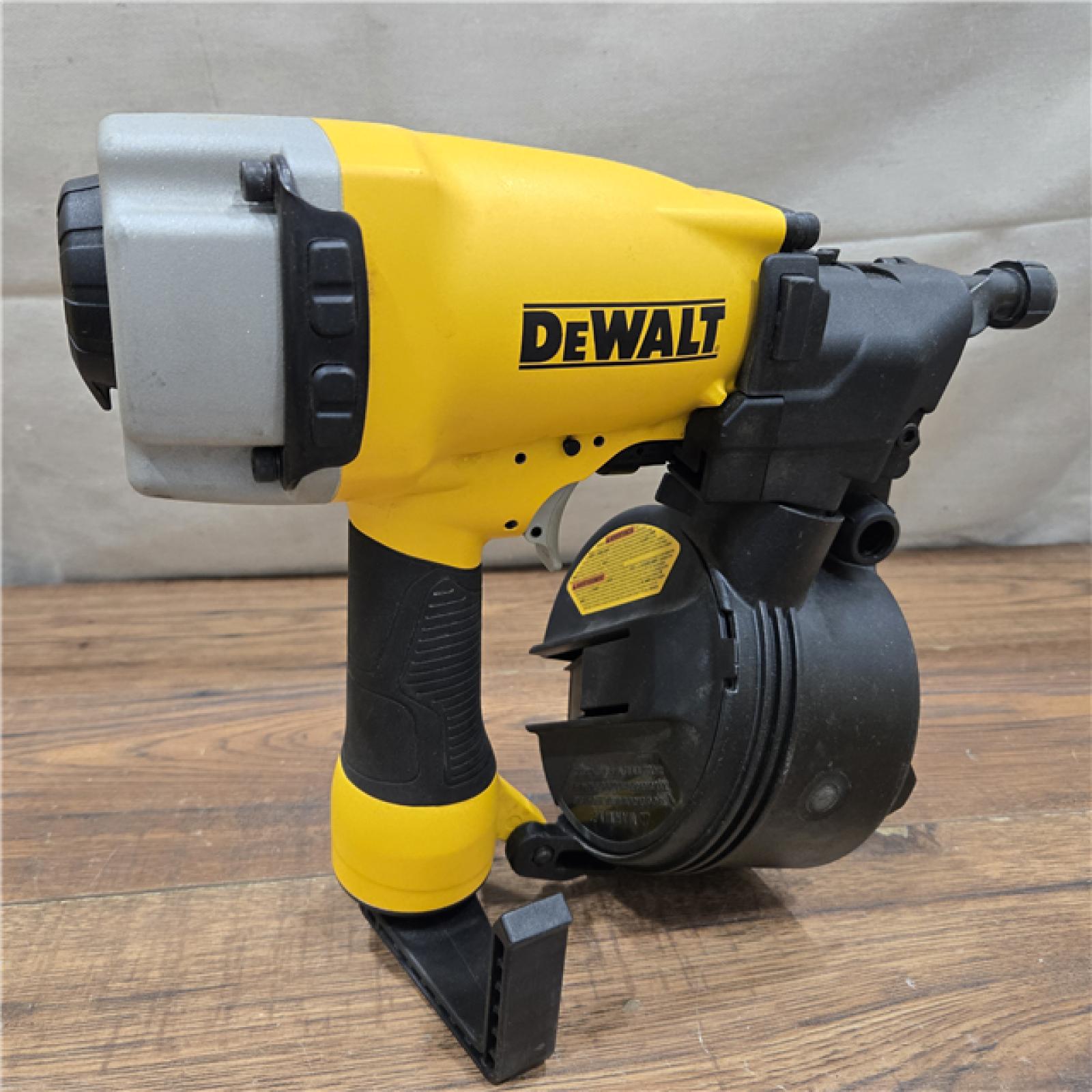 AS-IS DEWALT DW66C-1 2-1/2 Inch 15 Degree Coil Siding and Fencing Nailer