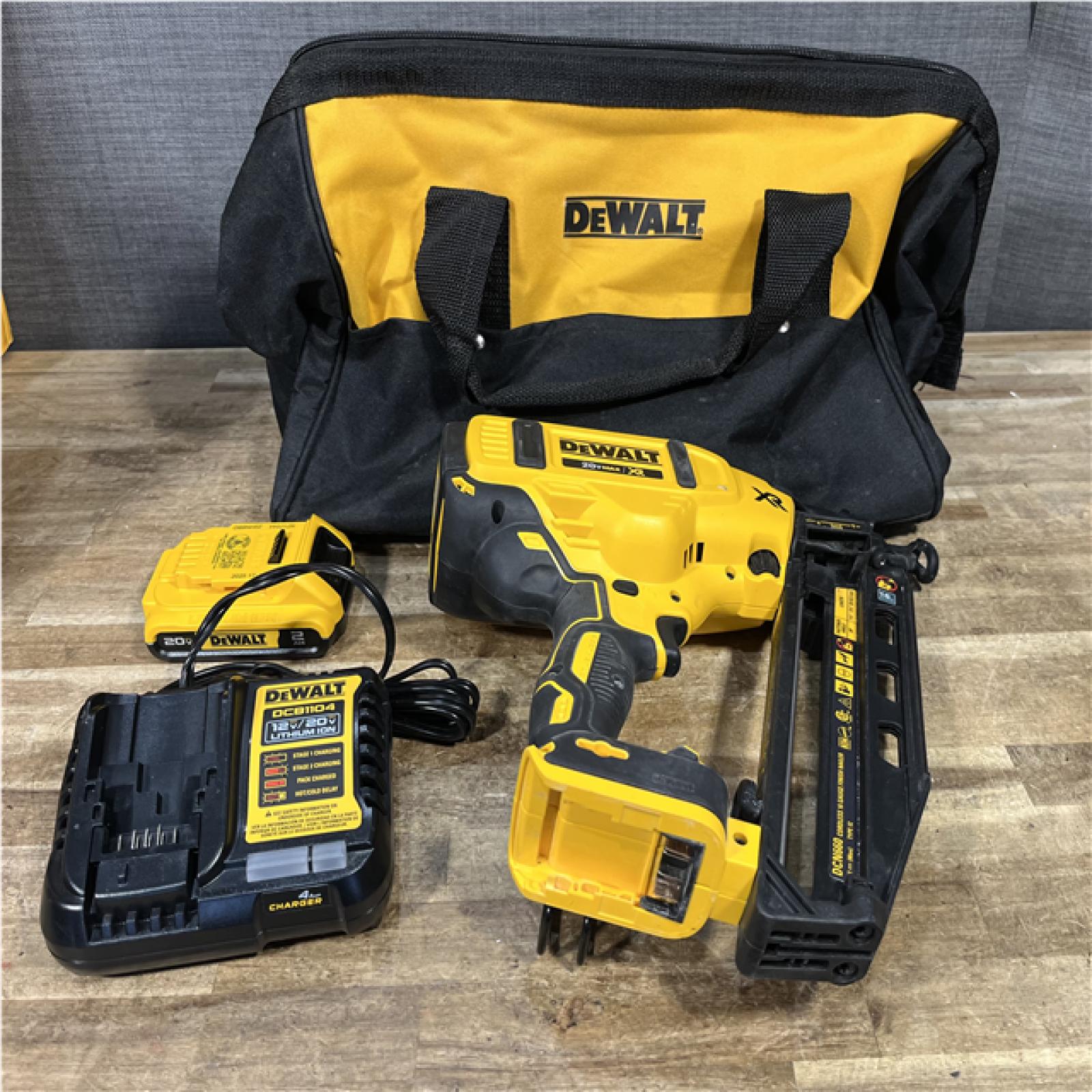Houston Location AS-IS DEWALT 20V MAX XR 16-Gauge Electric Cordless Angled Finishing Nailer Kit