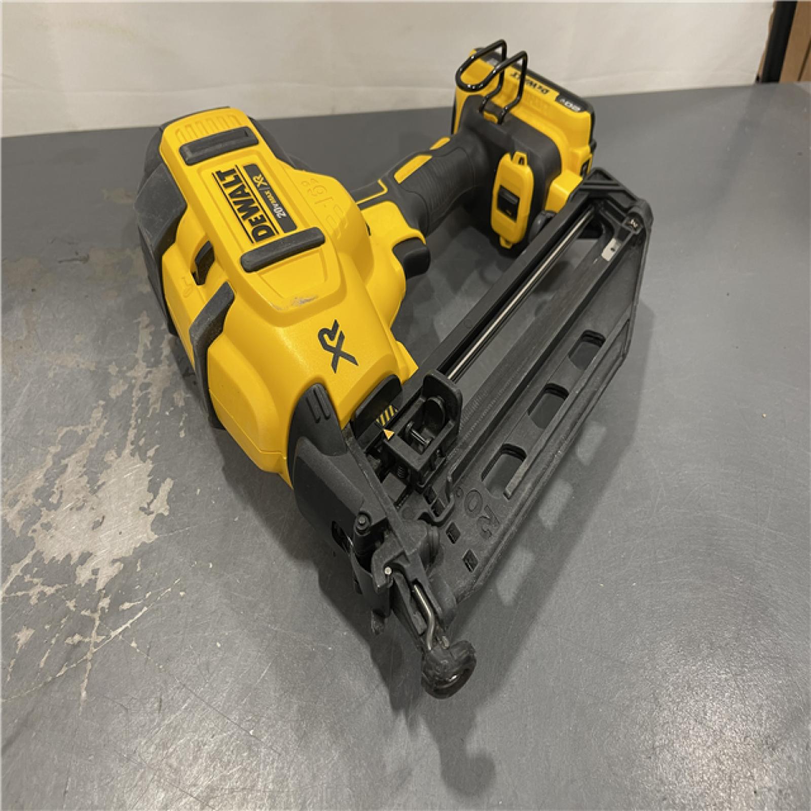 AS-IS - DeWalt 20V MAX XR 16-Gauge Electric Cordless Angled Finishing Nailer Kit