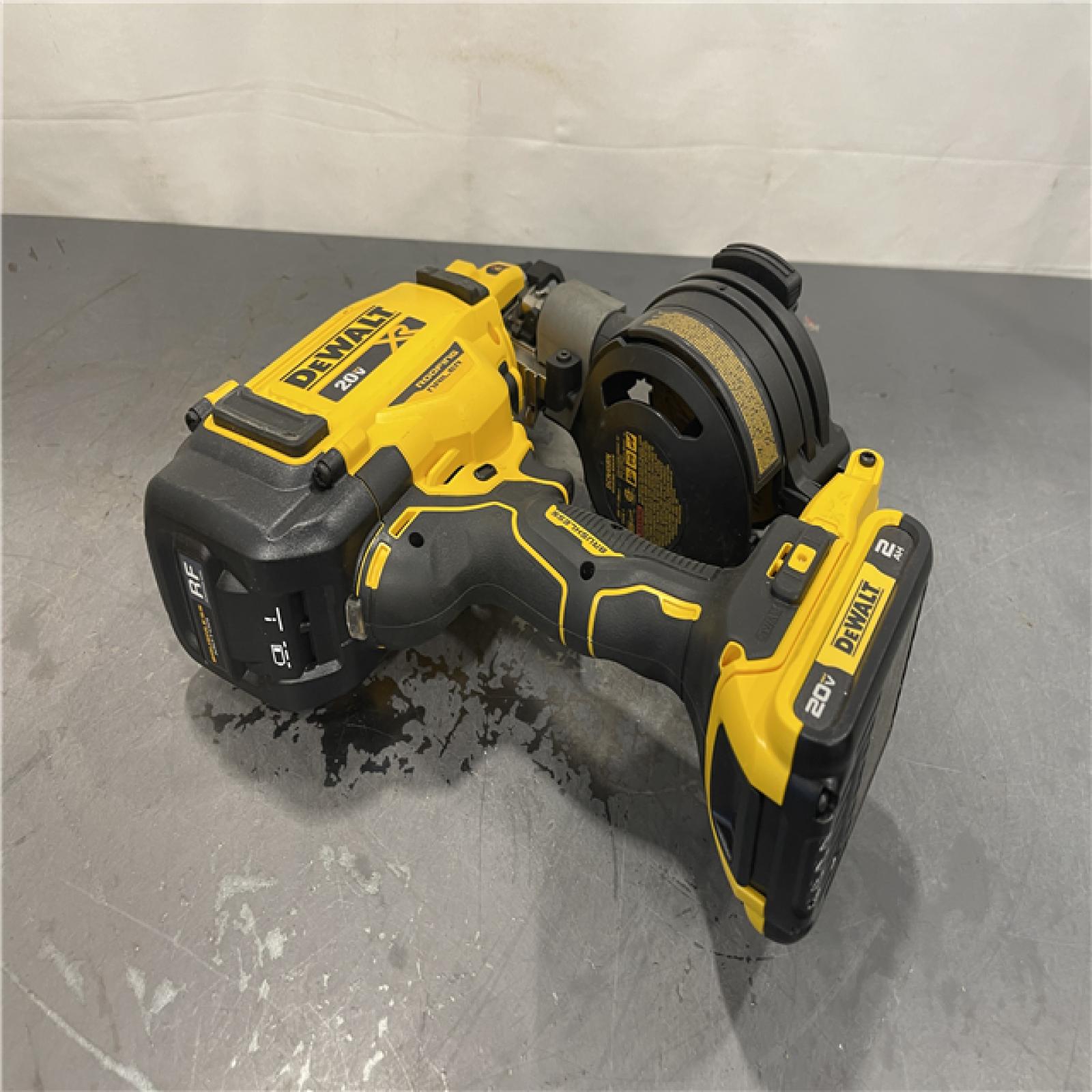 AS-IS - DEWALT 20V MAX Lithium-Ion 15-Degree Electric Cordless Roofing Nailer Kit