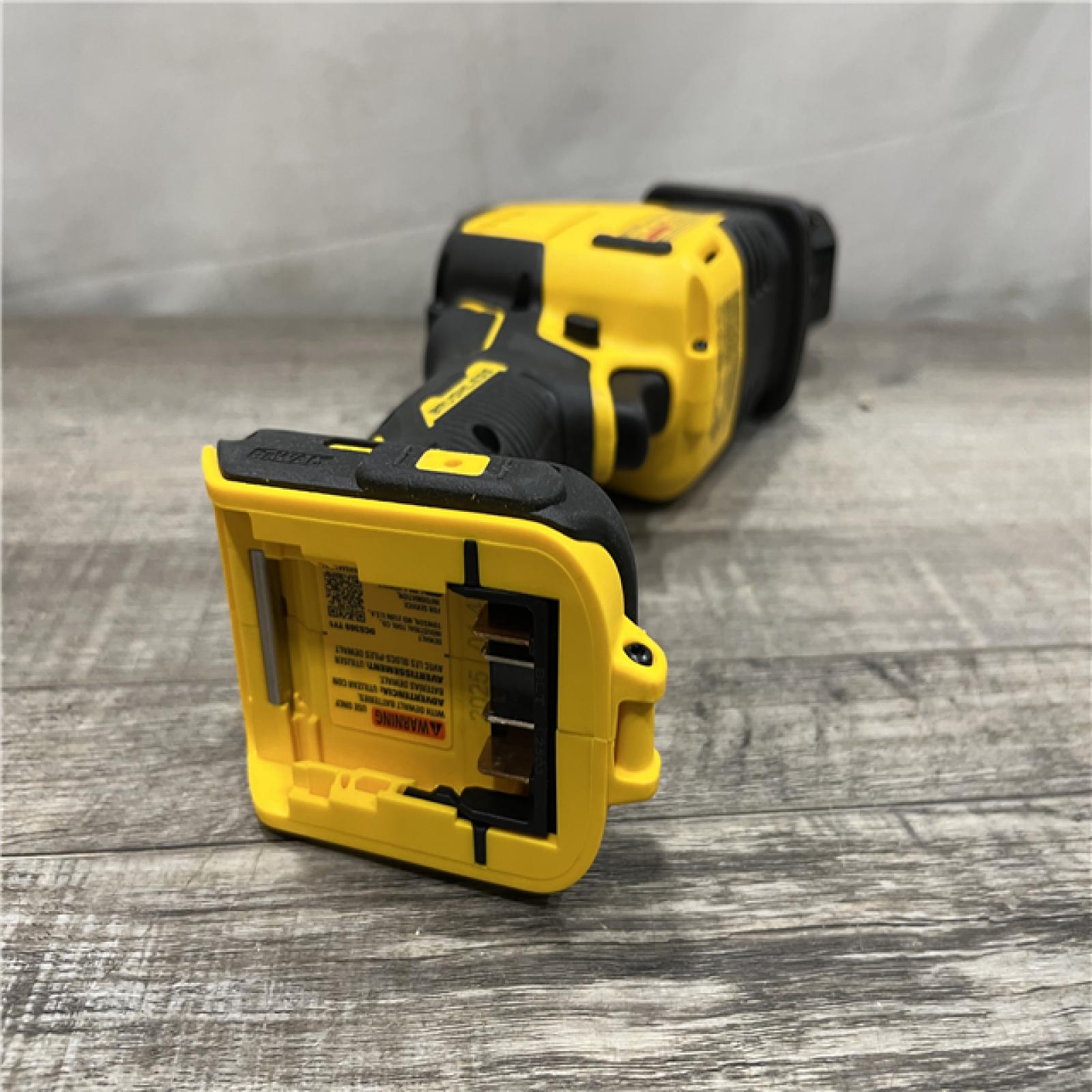 AS-IS DEWALT Atomic 20-Volt Maximum Cordless Brushless Compact Reciprocating Saw Kit