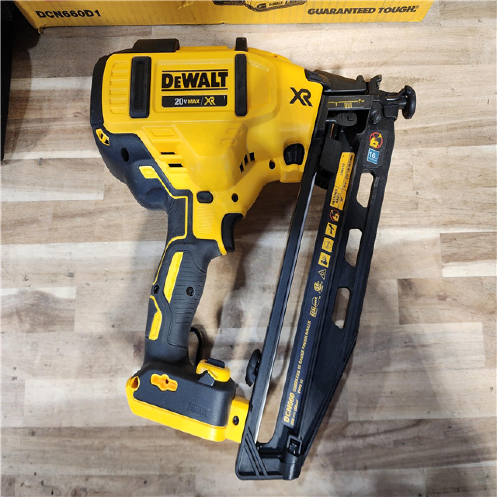 HOUSTON LOCATION - AS-IS (APPEARS LIKE NEW) DEWALT 20V MAX XR 16-Gauge Electric Cordless Angled Finishing Nailer Kit