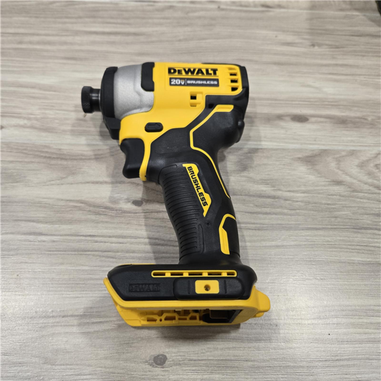 LIKE NEW! - DEWALT ATOMIC 20V MAX* Brushless Cordless Compact 1/4 in. Impact Driver Kit