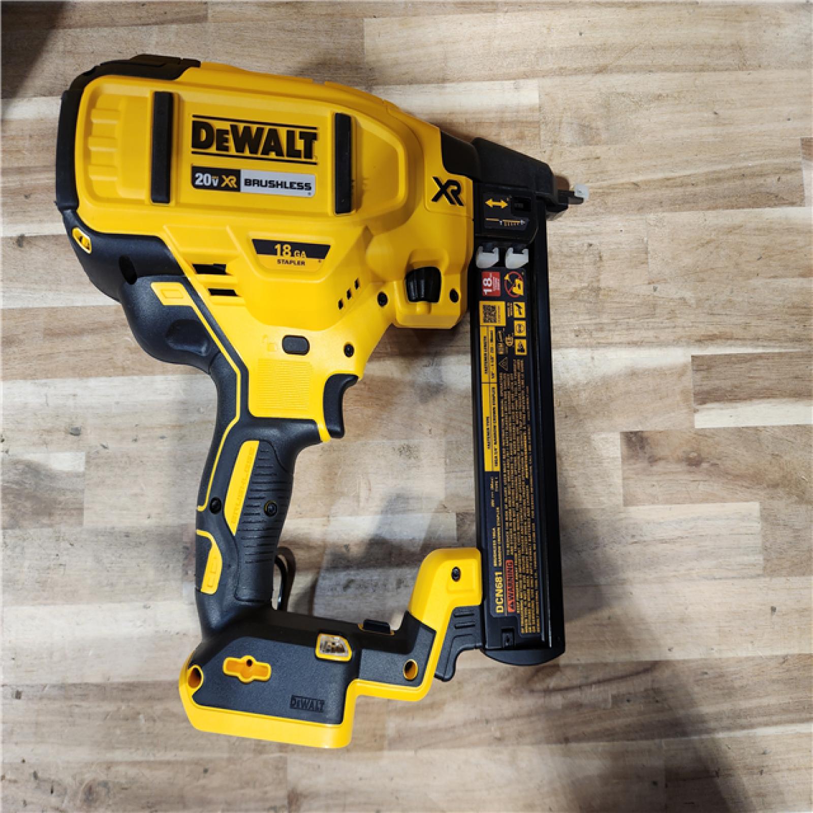 HOUSTON LOCATION - AS-IS DeWALT DCN681D1 20V MAX 18ga Cordless Brushless Narrow Crown Stapler Kit w/ BATTERY & CHARGER