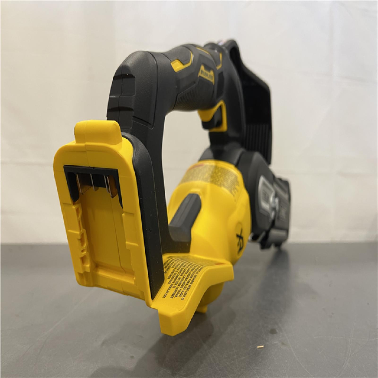 AS-IS - Dewalt 20V Max 8 Pruning Chainsaw Brushless Cordless Kit