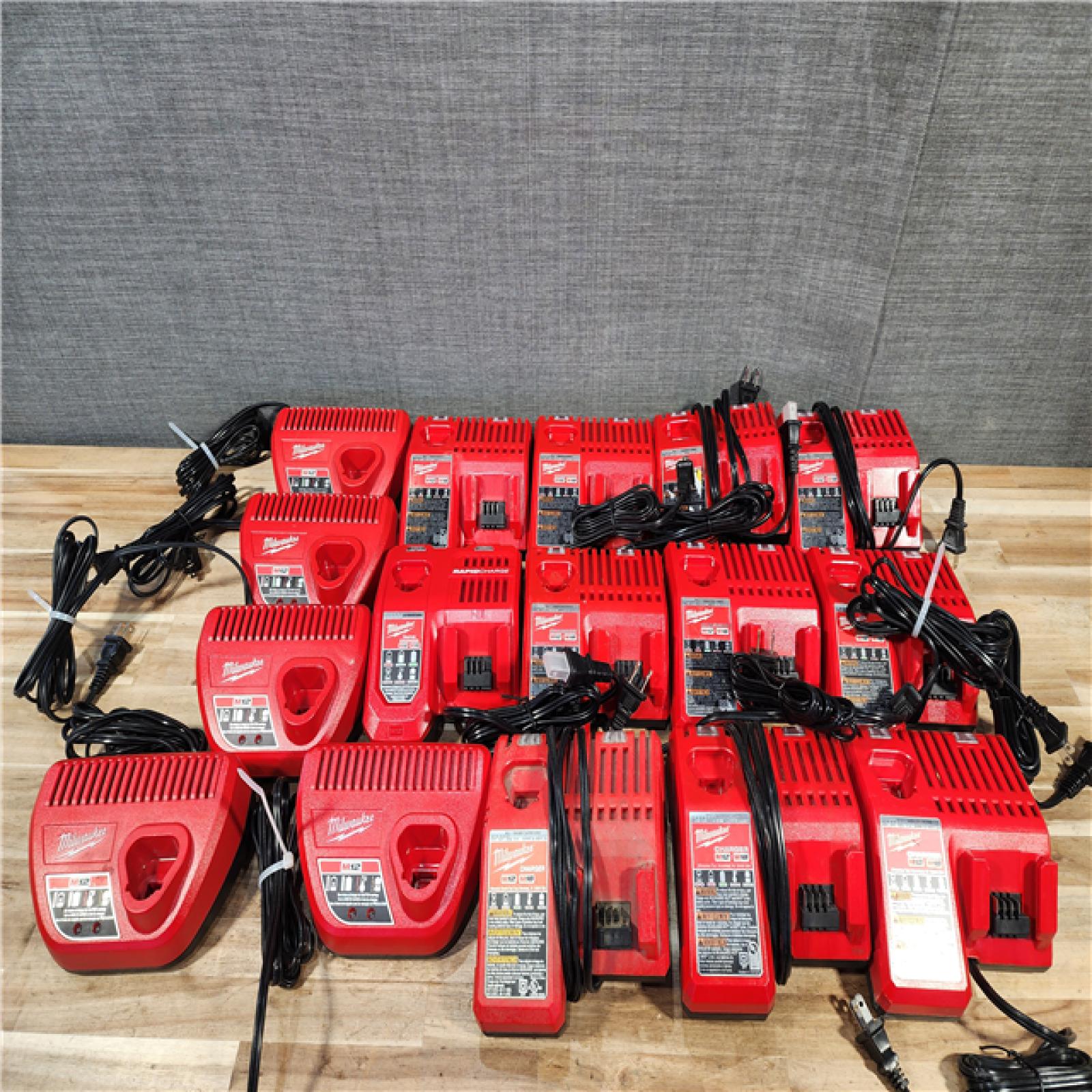 HOUSTON LOCATION - AS-IS MILWAUKEE BATTERY CHARGER PACK QTY - 16
