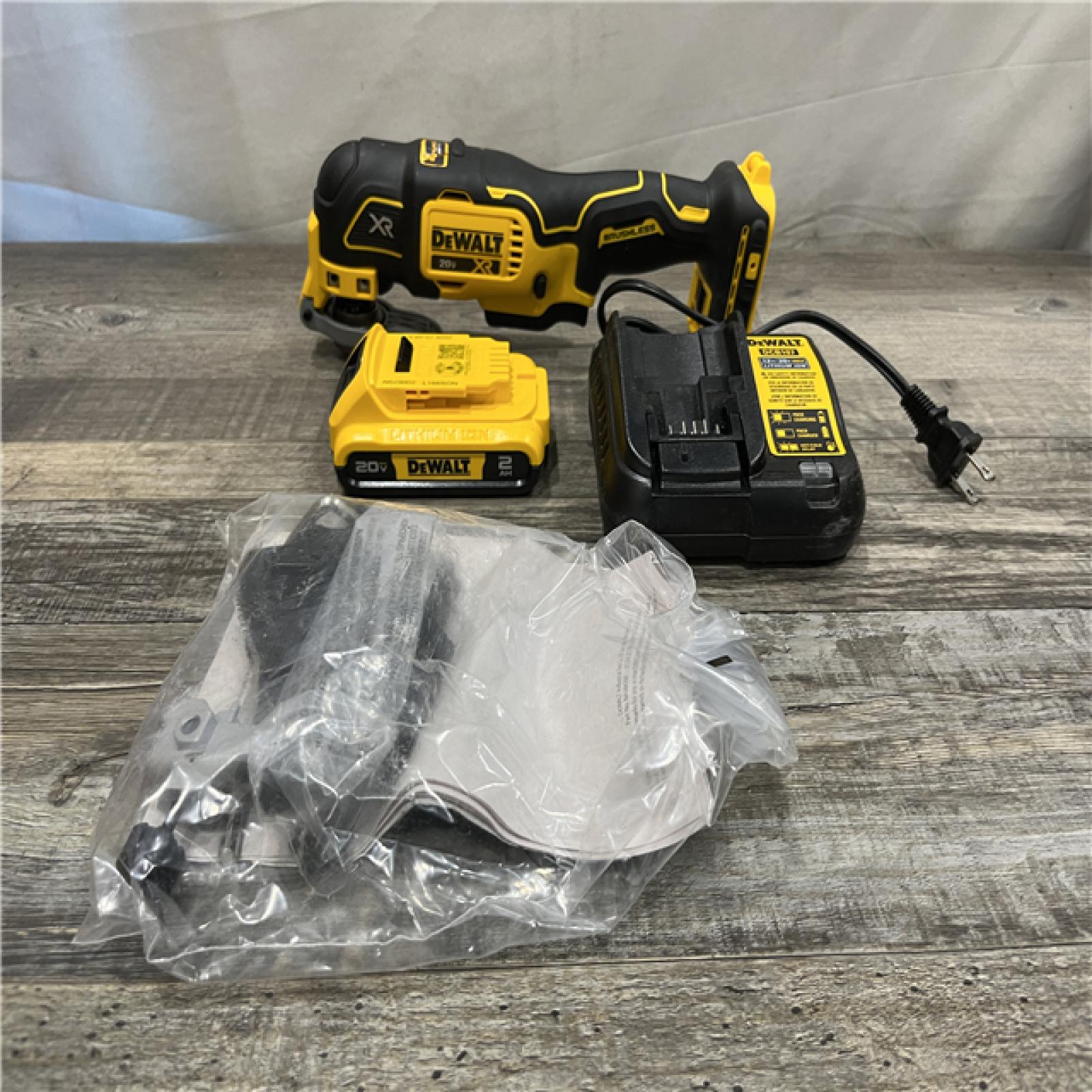 AS-IS DEWALT 20V MAX XR Cordless Brushless 3-Speed Oscillating Multi Tool Kit