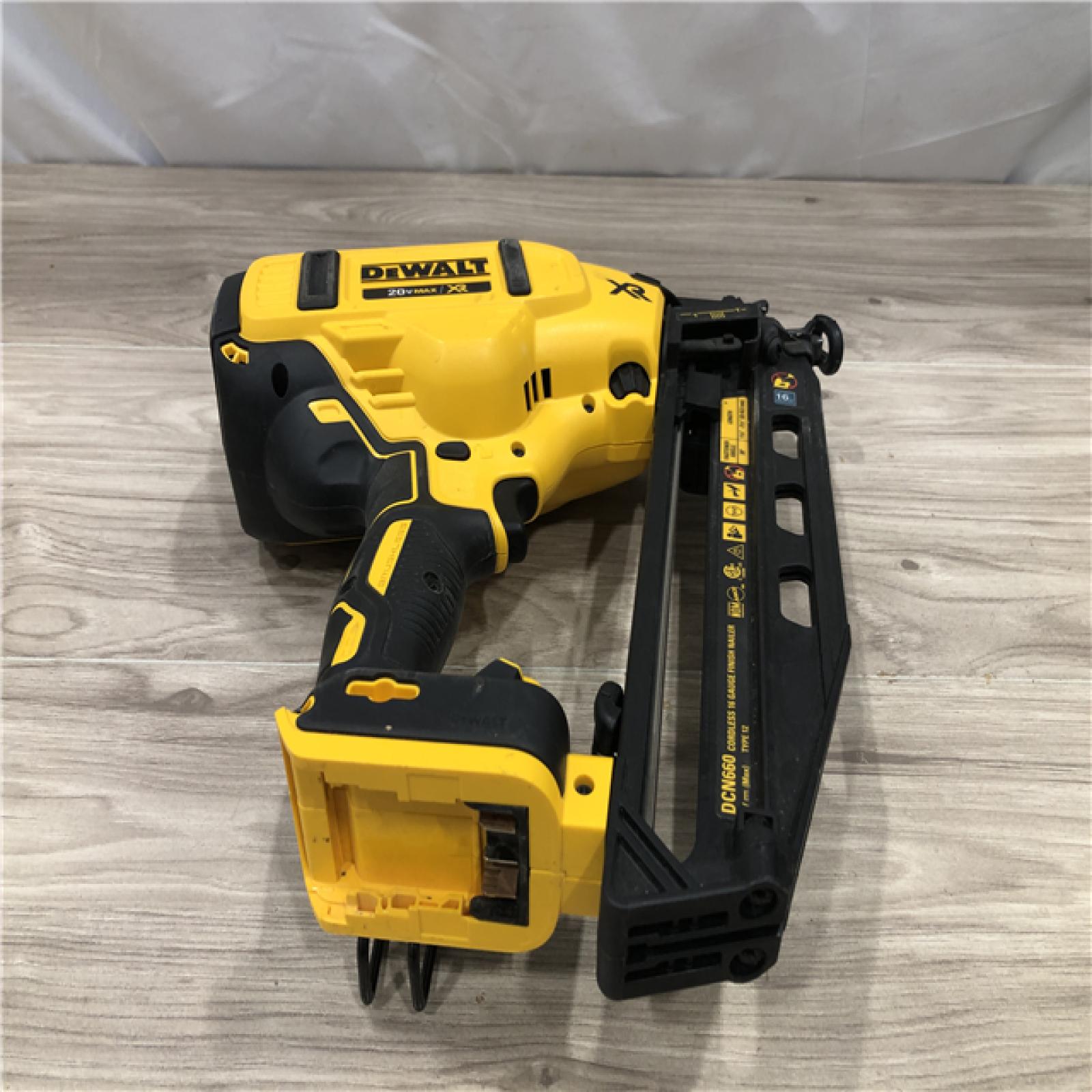 AS-IS DEWALT 20V MAX XR 16-Gauge Electric Cordless Angled Finishing Nailer Kit