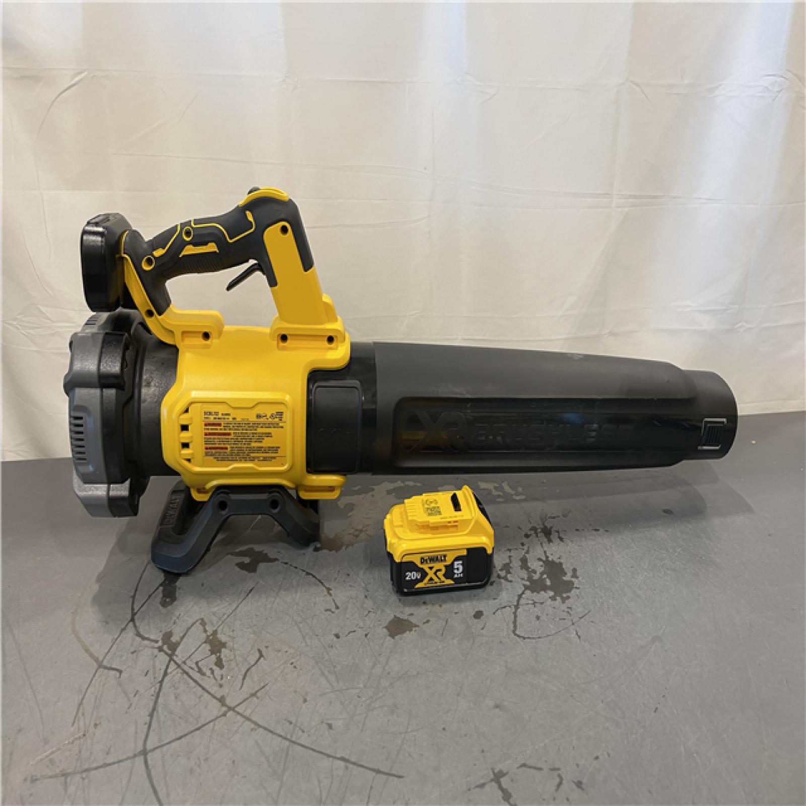 AS-IS - DeWalt Brushless Cordless Battery Powered Handheld Leaf Blower Kit