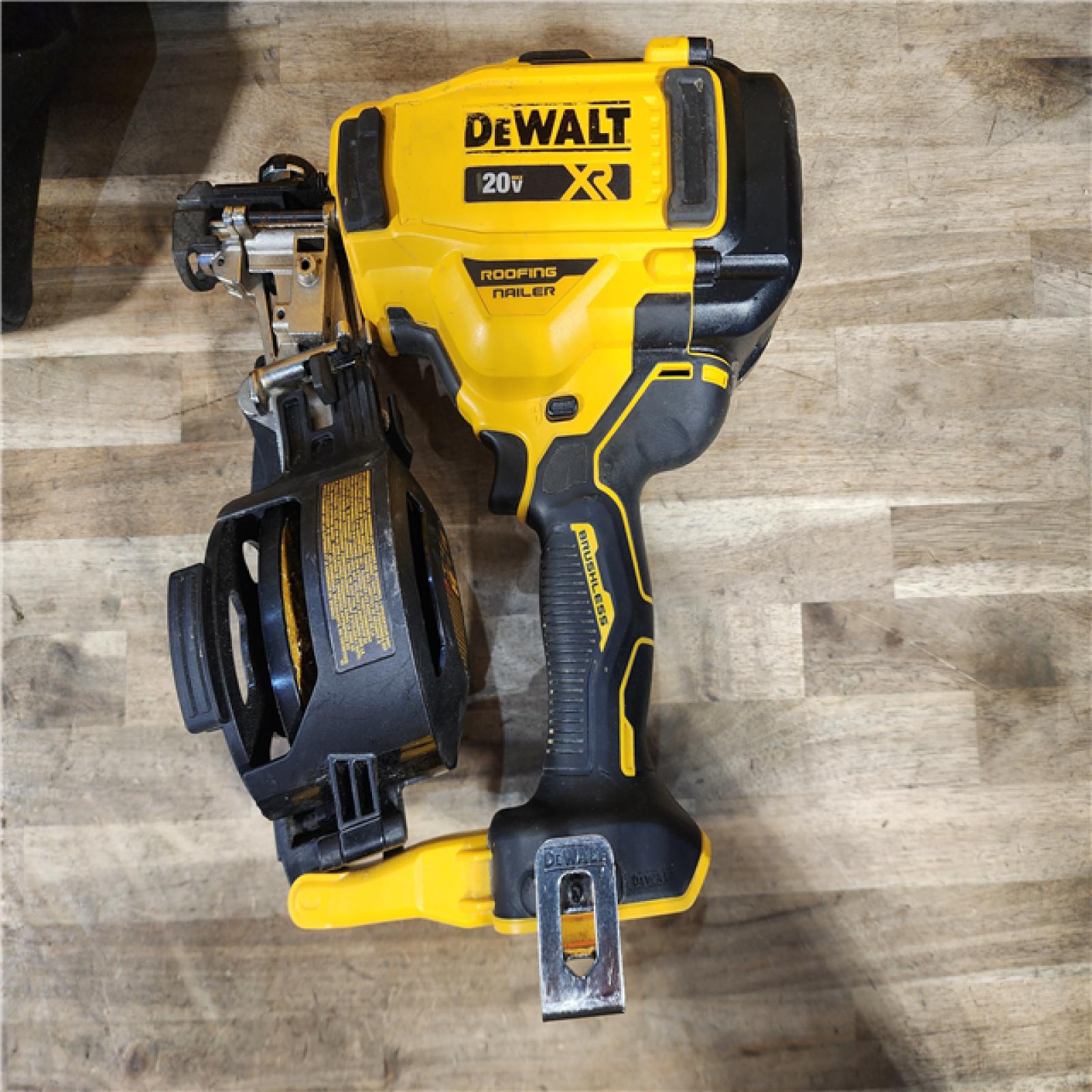HOUSTON LOCATION - AS-IS DEWALT Roofing Nailer Cordless Kit w/ Battery & Charger