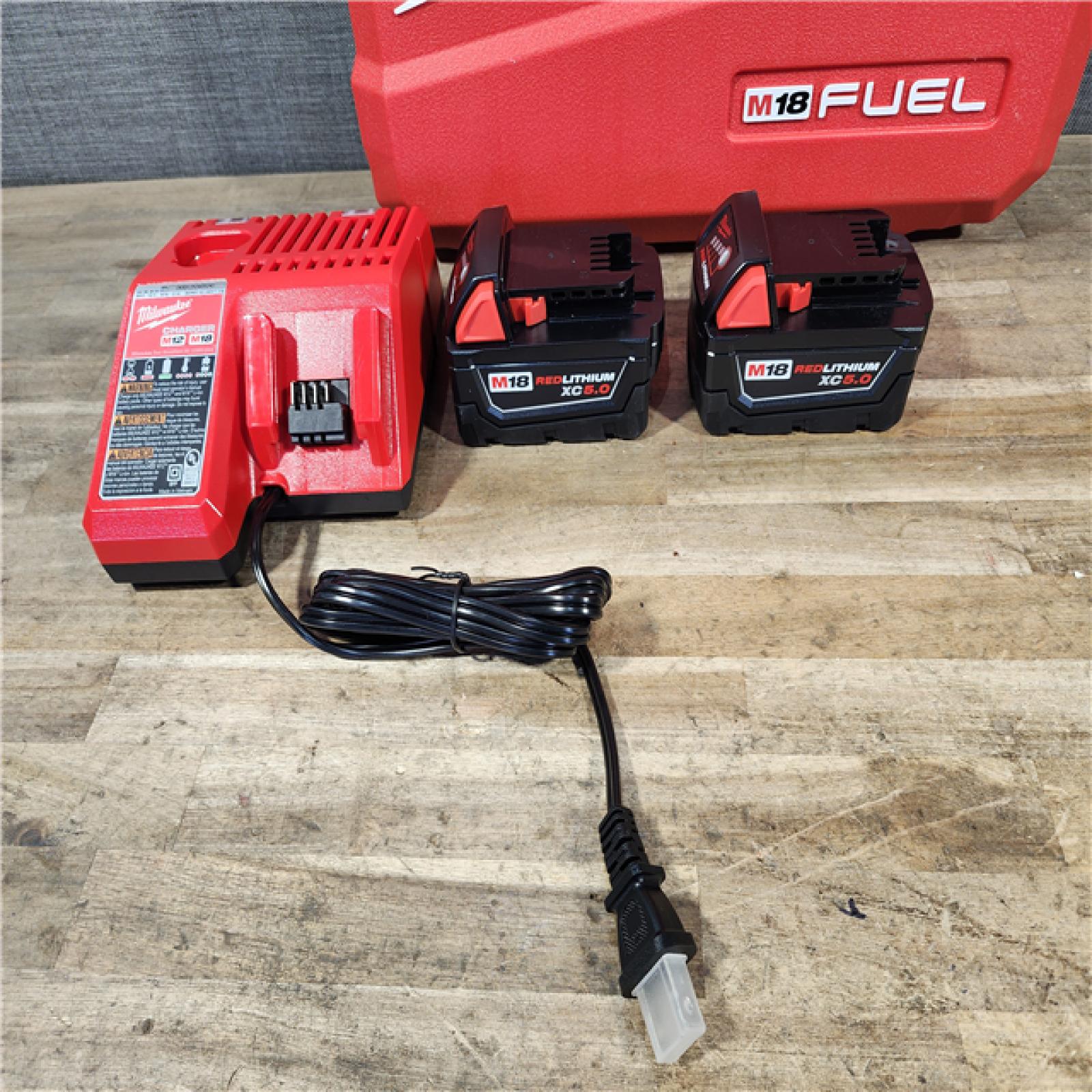 HOUSTON LOCATION - AS-IS (APPEARS LIKE NEW) Milwaukee 2903-22 18V M18 FUEL Lithium-Ion Brushless Cordless 1/2 Drill/Driver Kit 5.0 Ah