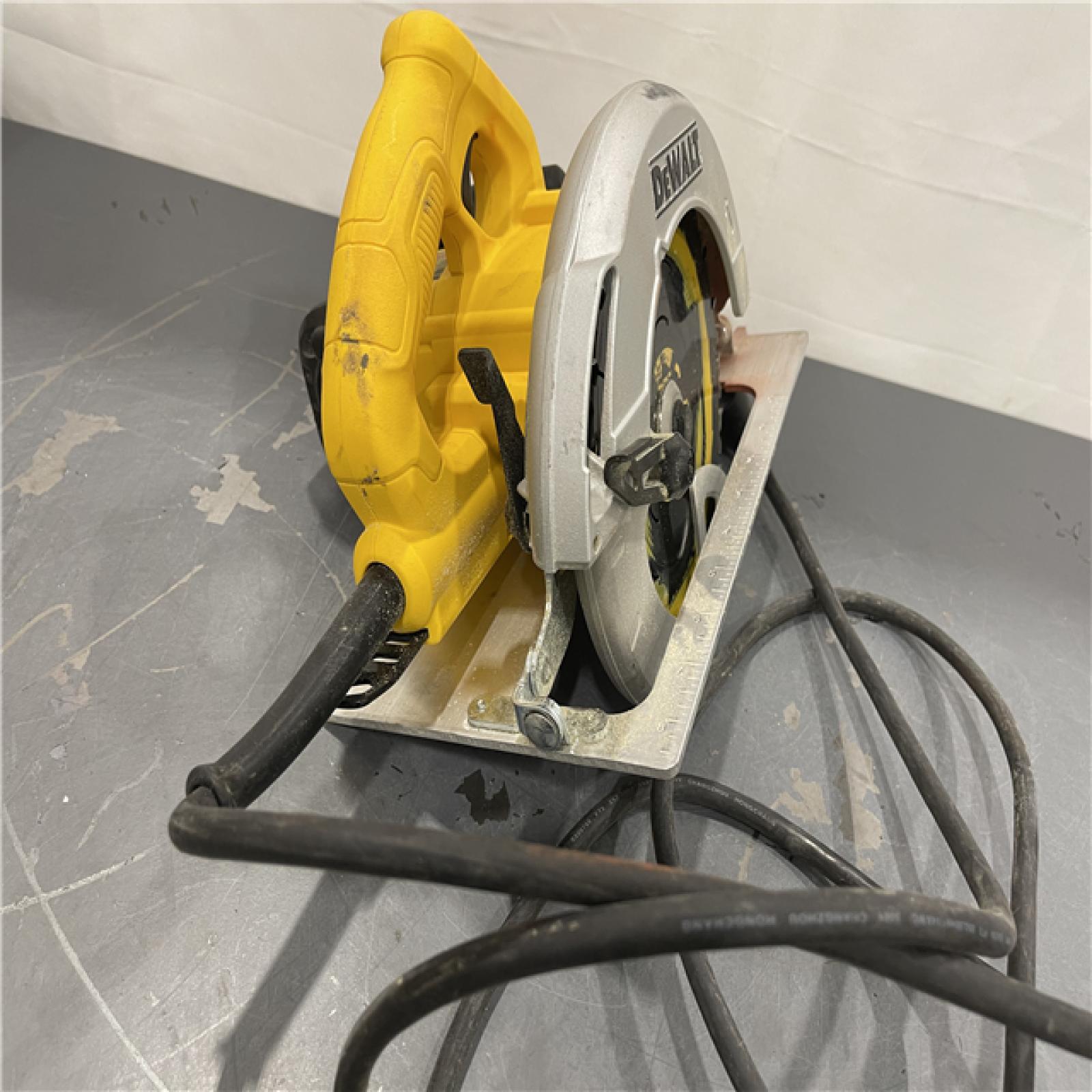 AS-IS - DeWalt 15 Amps 7-1/4 in. Corded Brushed Circular Saw