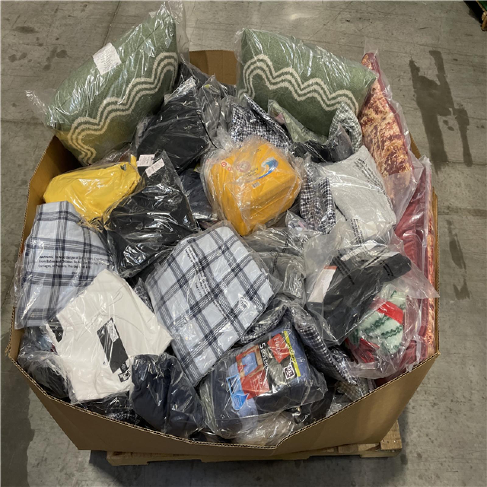 DALLAS LOCATION- NEW!- BULLSEYE MIXED CLOTHING PALLET (300 UNITS)