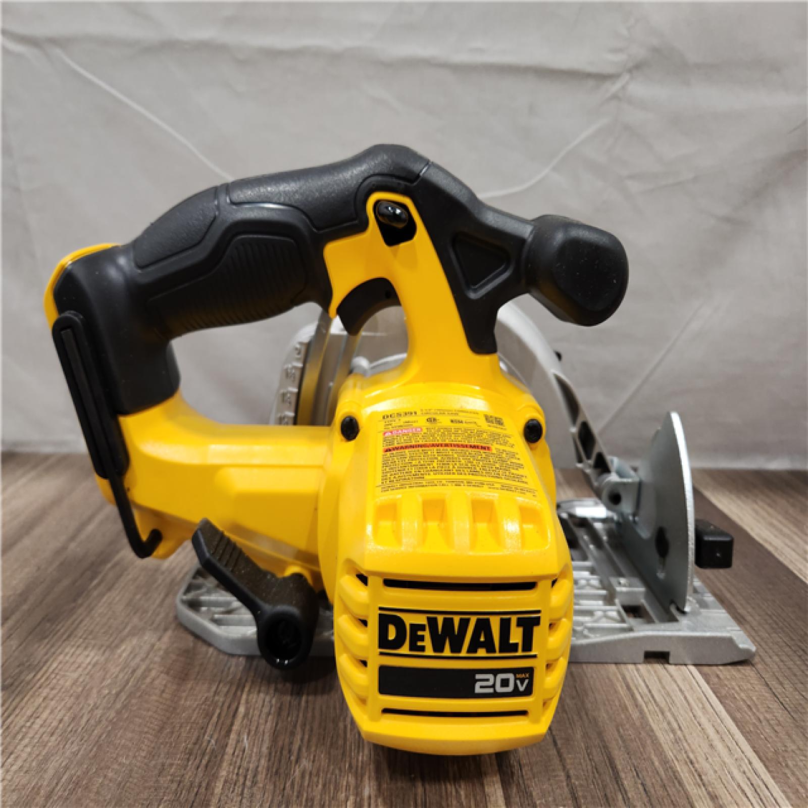 AS-IS- DEWALT 20-Volt MAX 7-1/4 in. Cordless Circular Saw (Tool Only)