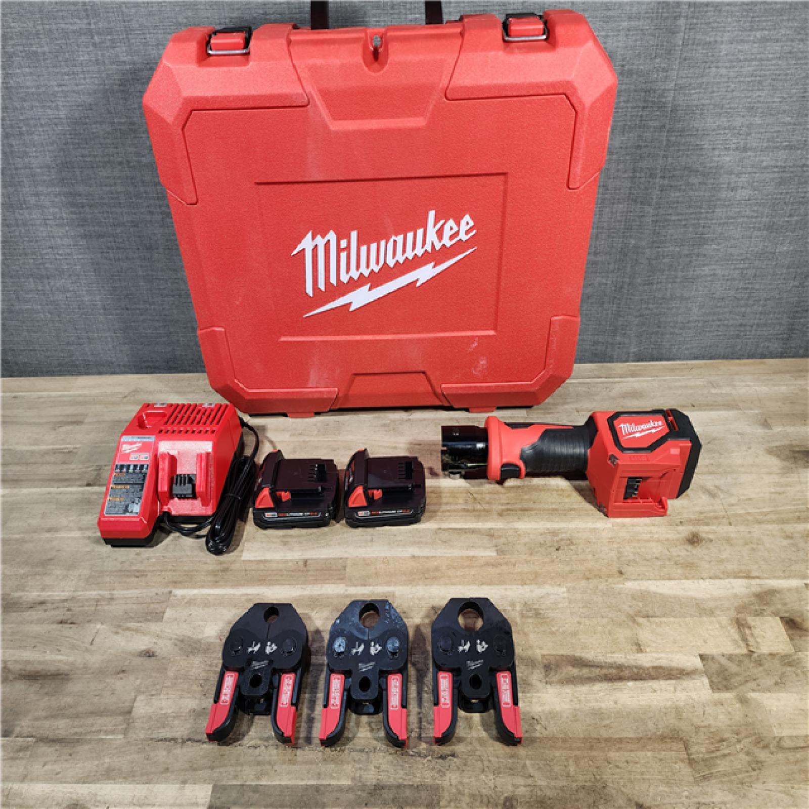 HOUSTON LOCATION - AS-IS (APPEARS LIKE NEW) M18 18V Lithium-Ion Cordless Short Throw Press Tool Kit with 3 PEX Crimp Jaws (2) 2.0 Ah Batteries and Charger
