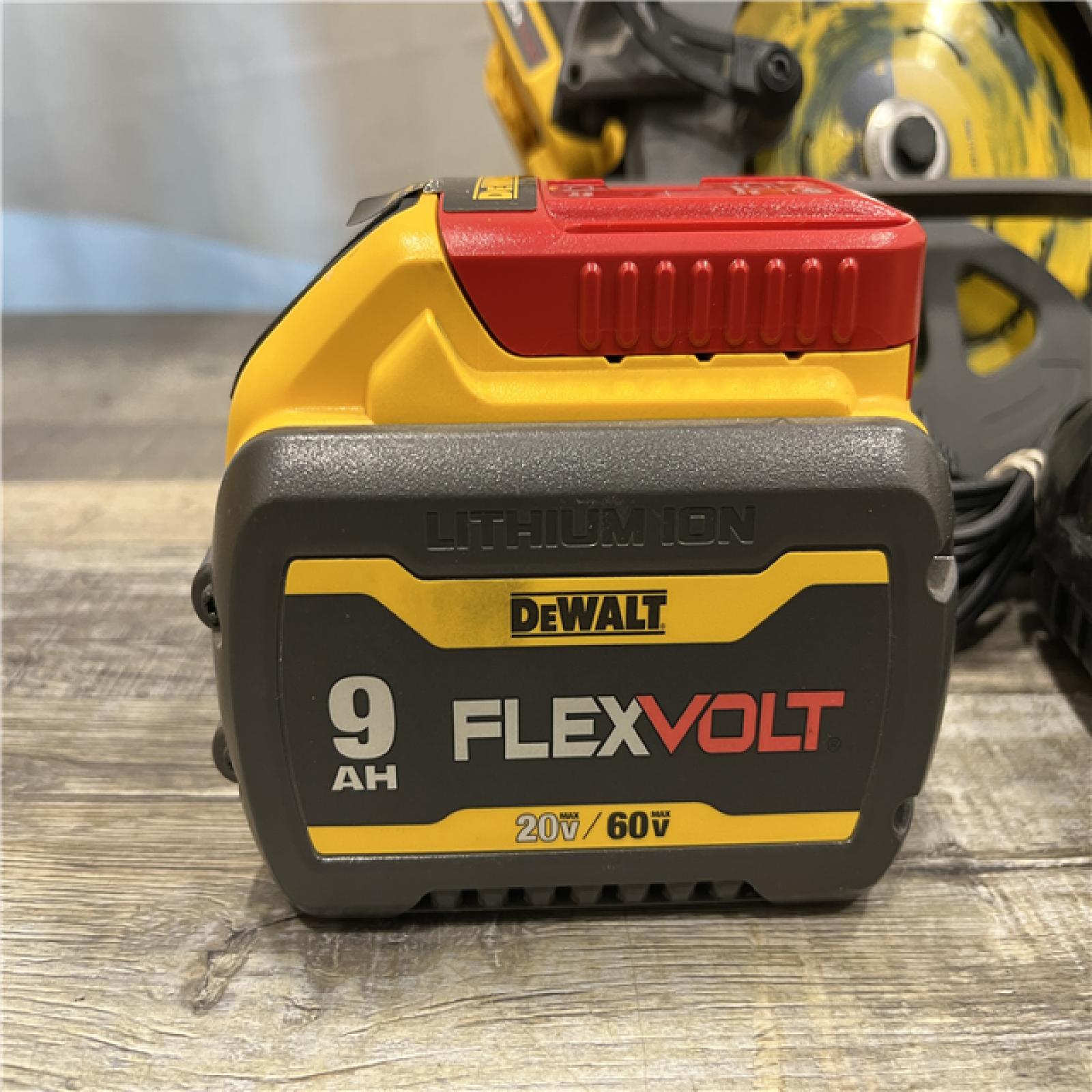 AS-IS DEWALT FLEXVOLT 60V MAX Cordless Brushless 7-1/4 in. Sidewinder Style Circular Saw Kit