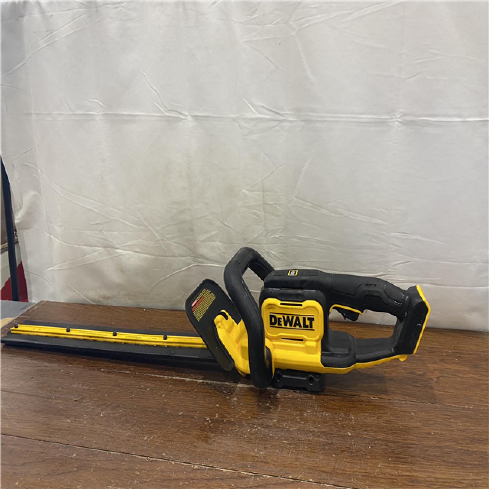 AS-IS DEWALT 20V MAX 22 Cordless Hedge Trimmer